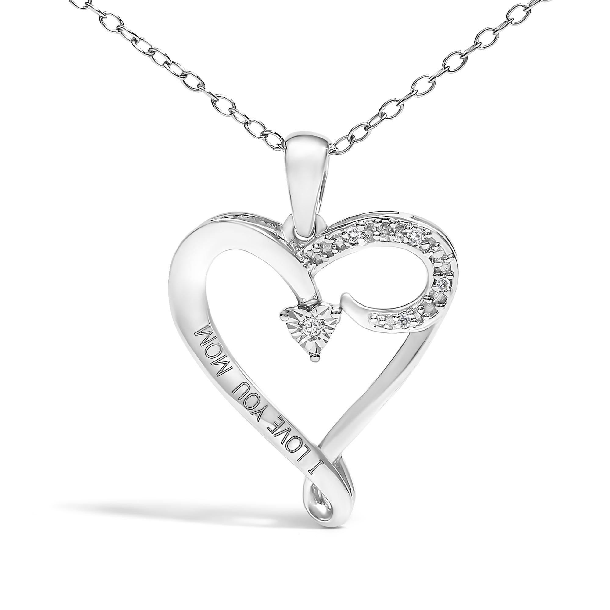 Célébrez le lien intemporel qui vous unit à votre mère avec cet exquis collier pendentif en forme de cœur en argent sterling .925, qui incarne l'élégance et la profondeur émotionnelle. Le pendentif, enrichi d'une finition rhodiée éclatante pour