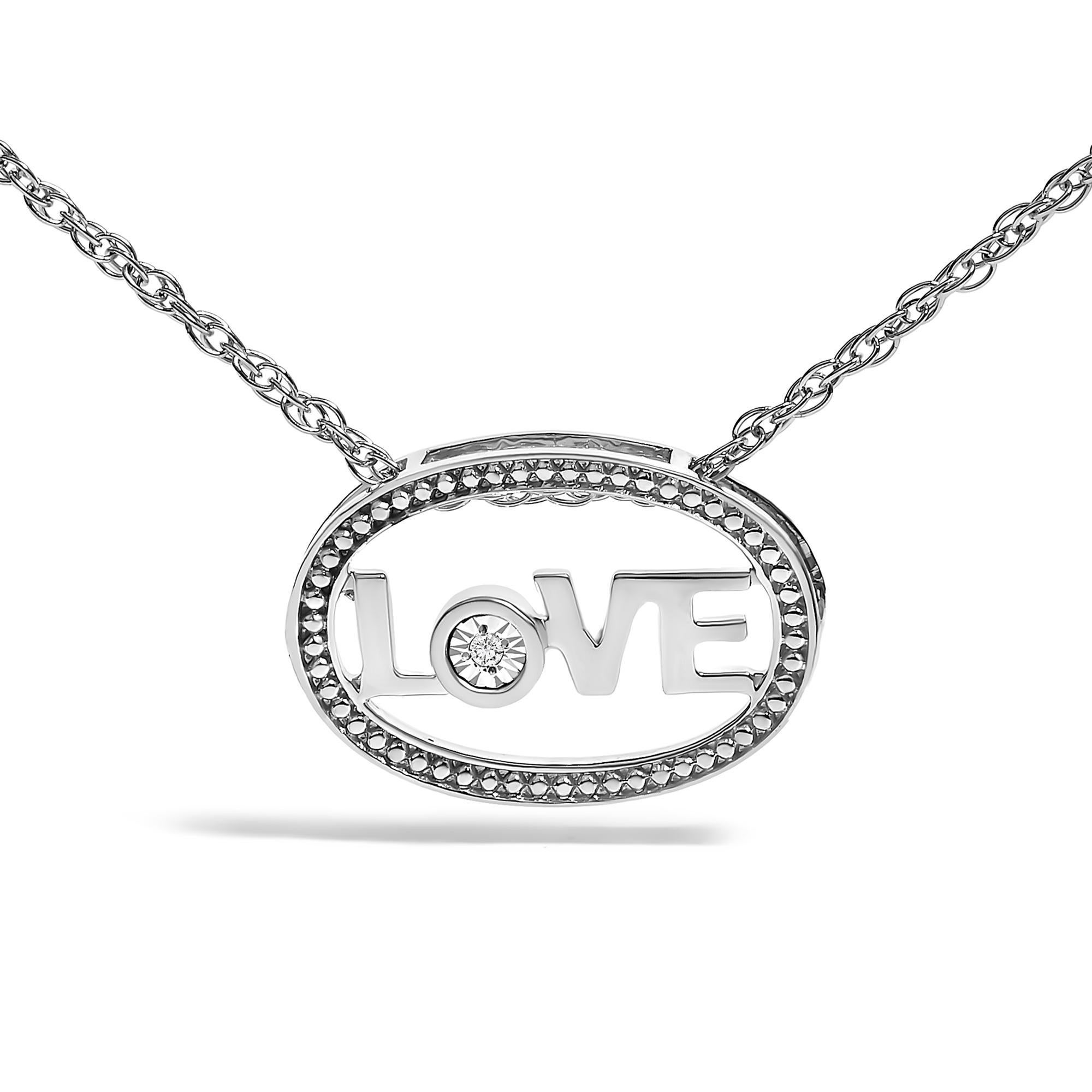 Sumérgete en el radiante encanto de este collar exquisitamente elaborado, un testimonio de afecto duradero. Fabricada en plata de ley 925 rodiada, enmarca con elegancia el tierno sentimiento de 