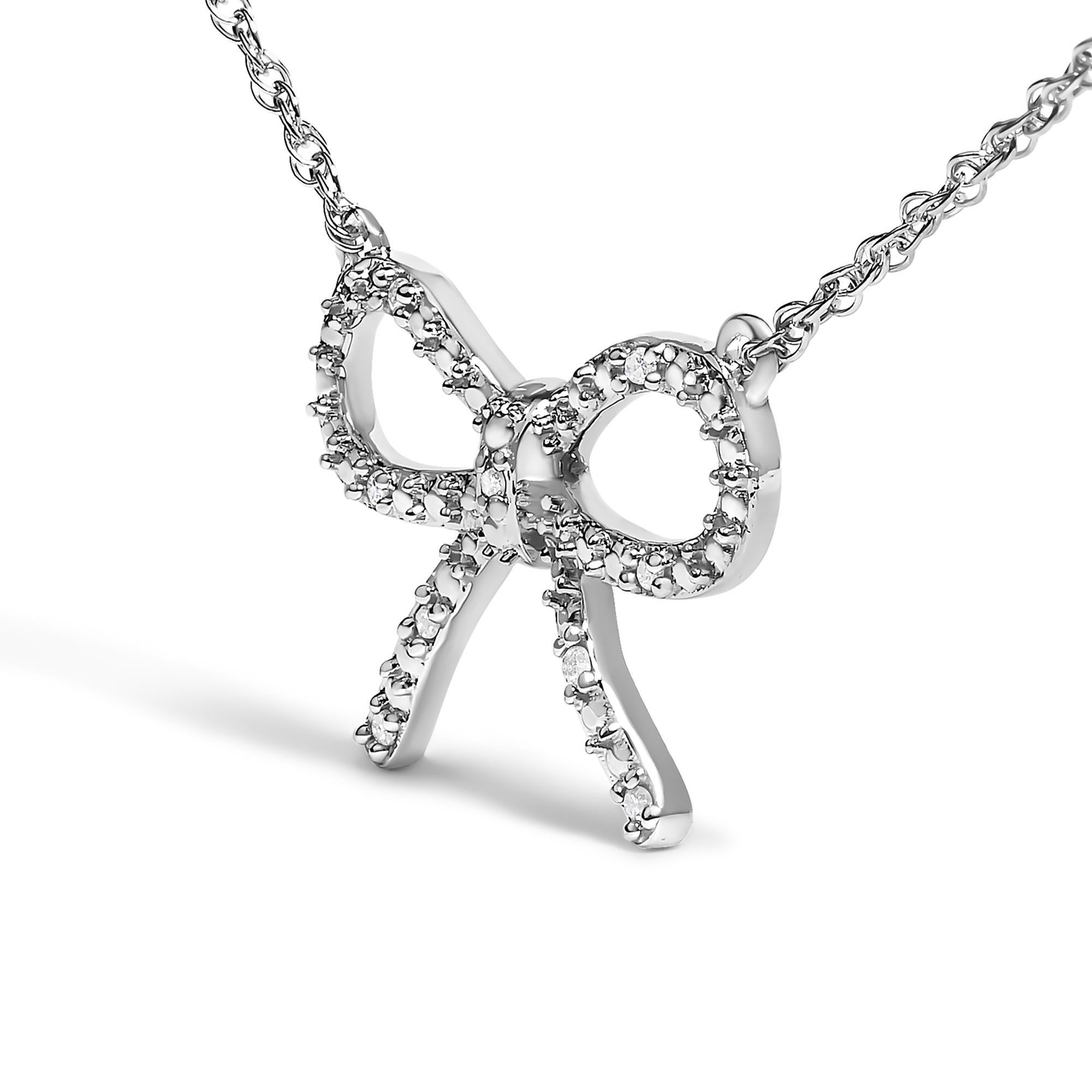 Moderno Collana con ciondolo a fiocco con accenti di diamanti in argento .925 in vendita