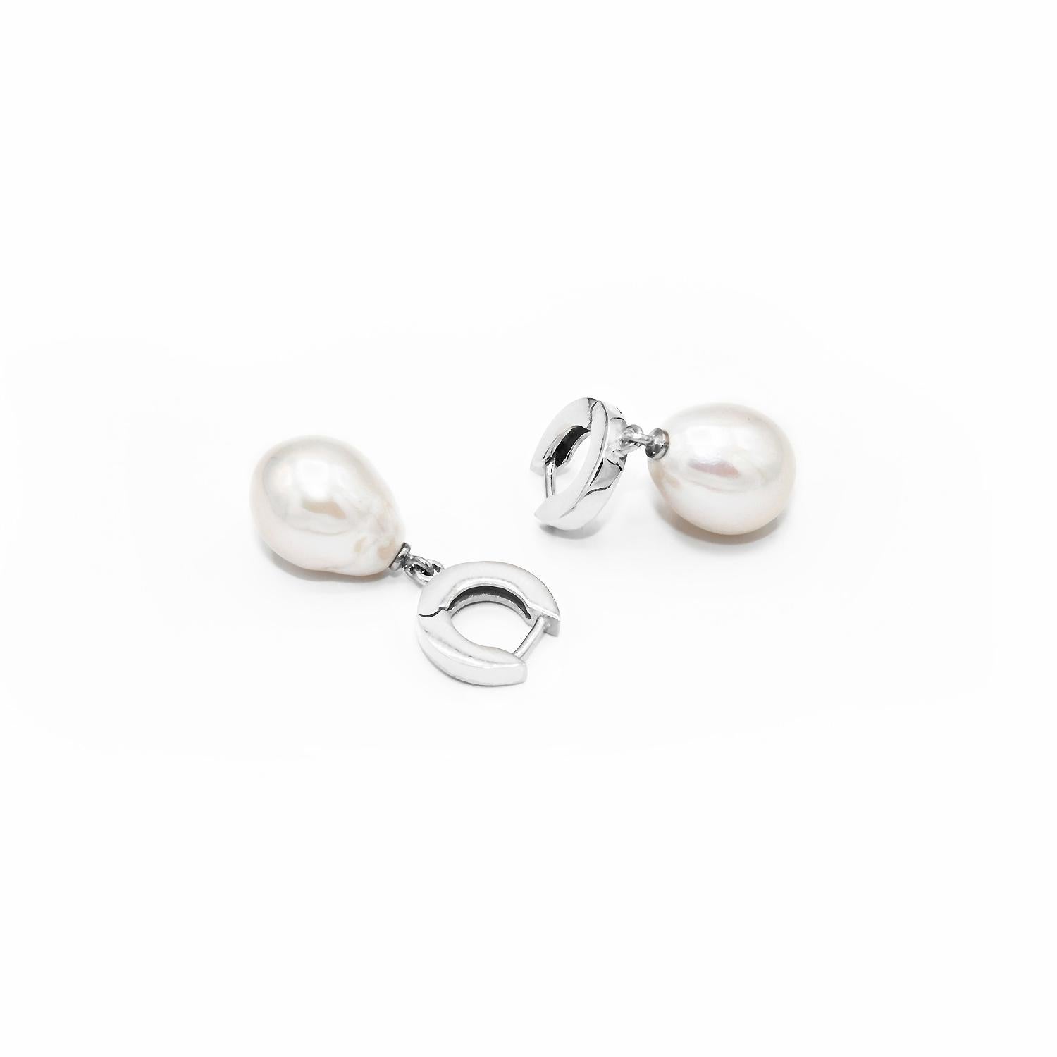 A very elegant pair of earrings in white pearls and 925 white silver.
White Silver g. 4
Baroque white pearls - pear shape