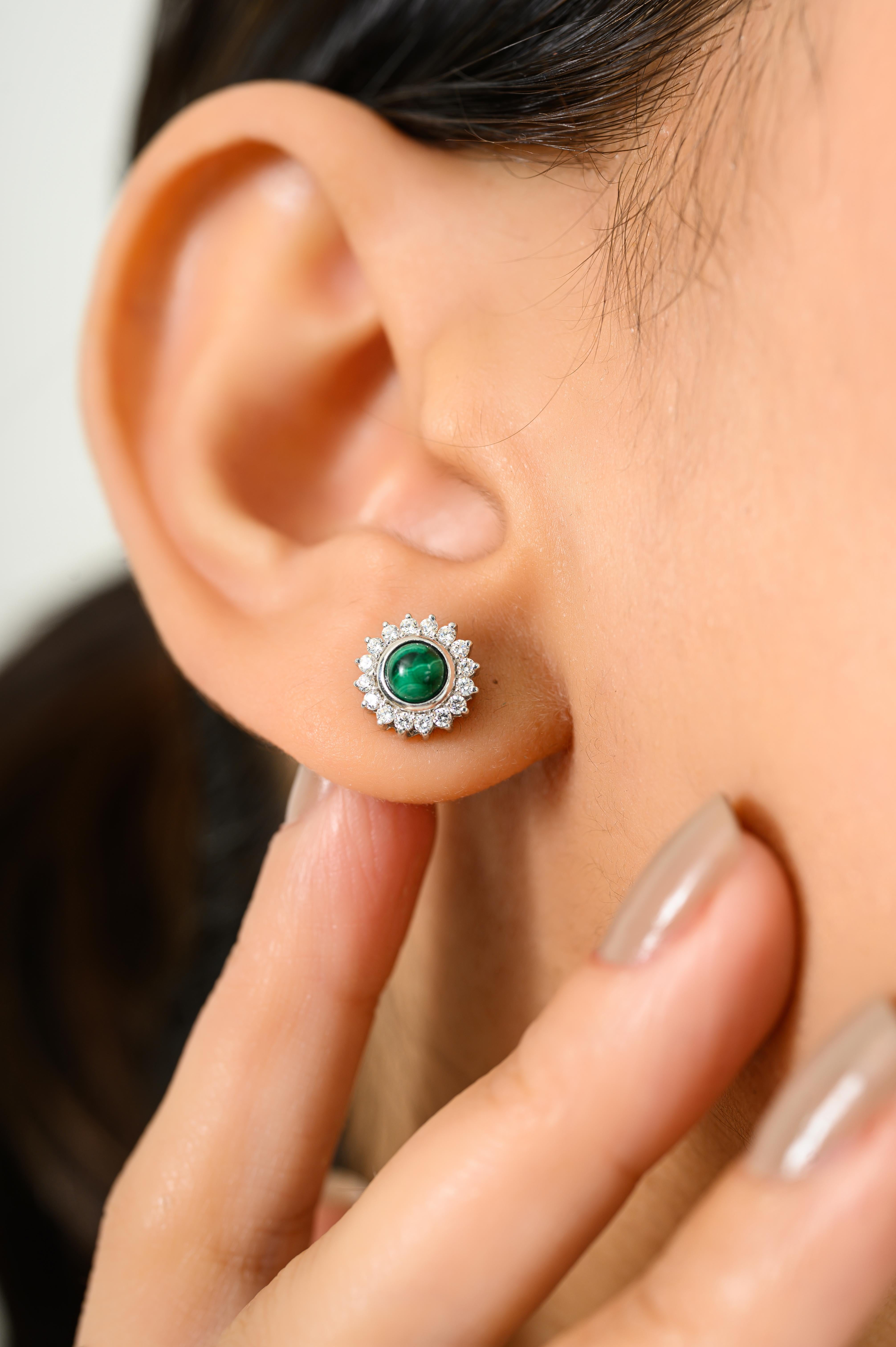 Ces clous d'oreilles en argent 925 à motif floral avec malachite et zircons scintillants mettent en valeur la riche beauté de la malachite verte naturelle. Chaque boucle d'oreille présente un centre en malachite de 1,02 carat, connu pour ses