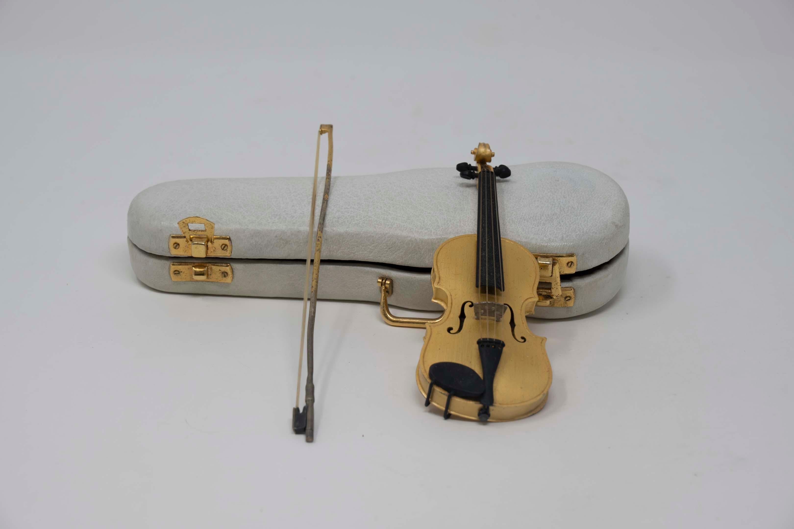 Vieux violon miniature en argent sterling doré avec étui et archet originaux, fabriqué par Cira. Mesure 12cm de long, étui 17cm de long. Estampillé Cira 925, bon état.
