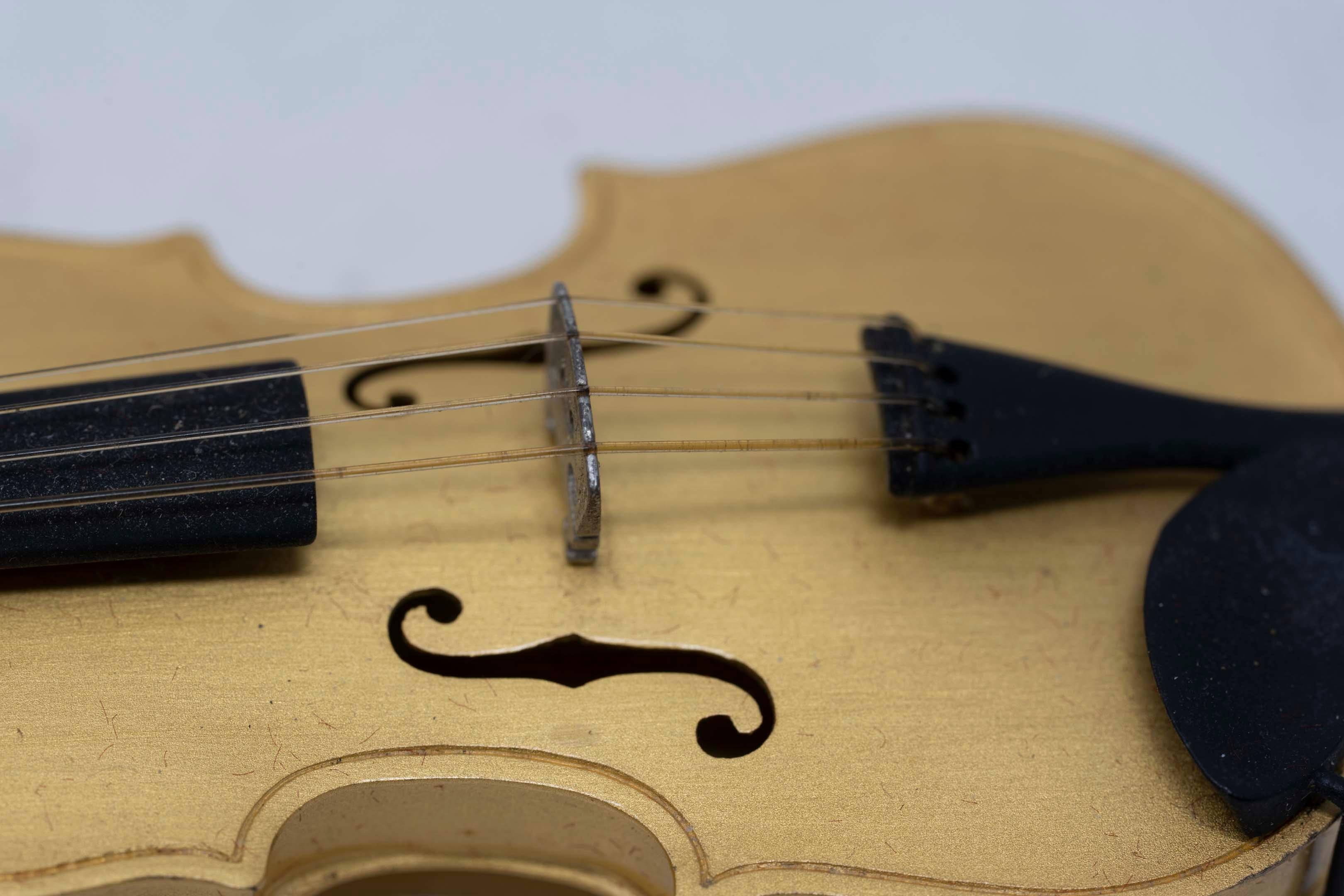 925 Silber vergoldete Cira-Violin-Miniatur mit Etui im Angebot 4