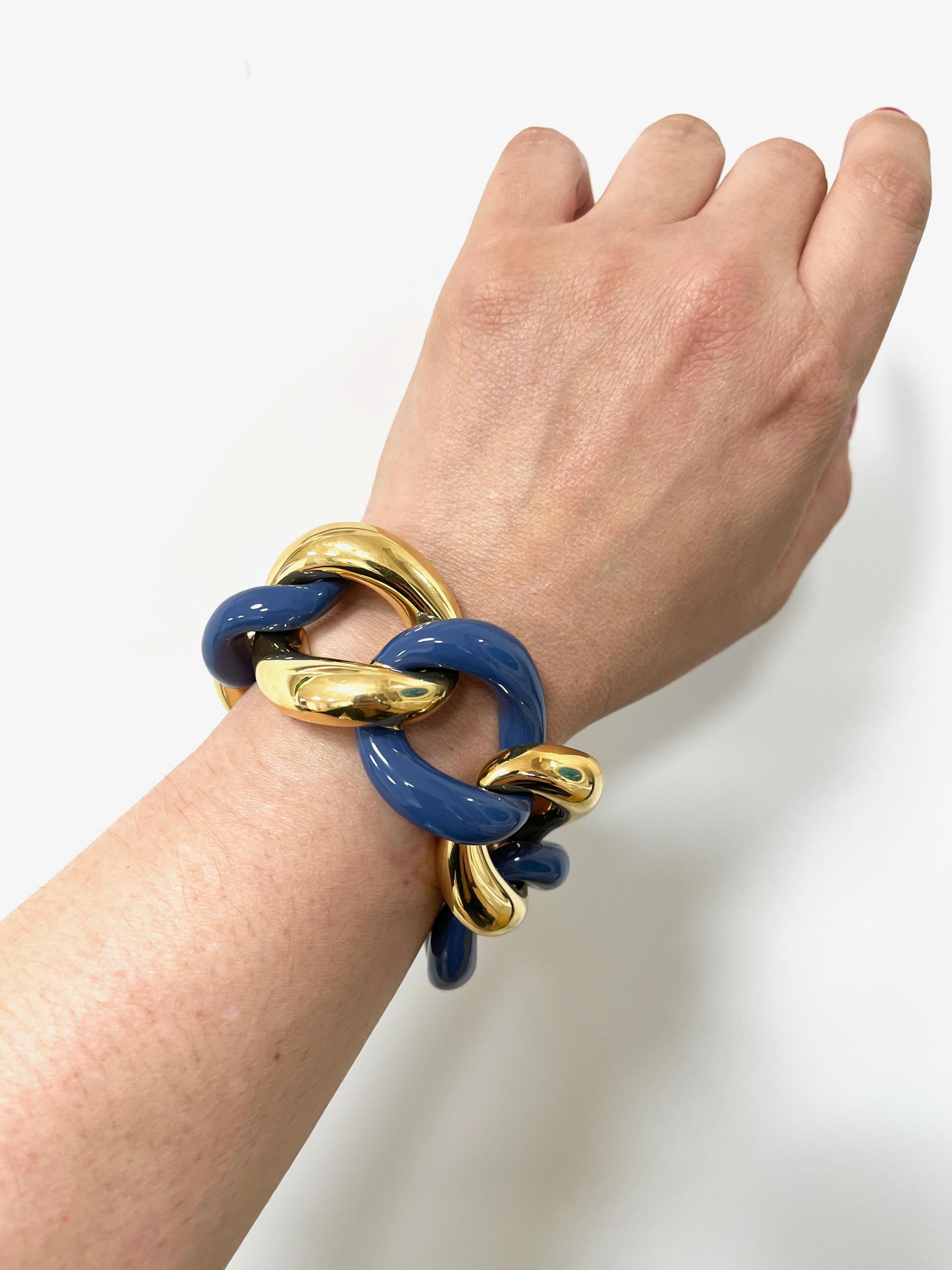 Bracelet en argent 925 plaqué or avec émail bluejeans.
Ce bracelet groumette classique est fabriqué à la main en Italie.
Chaque lien est peint à la main.
Le bracelet est conçu par Fraleoni, une marque de bijoux italienne basée à Rome.
Ce modèle est