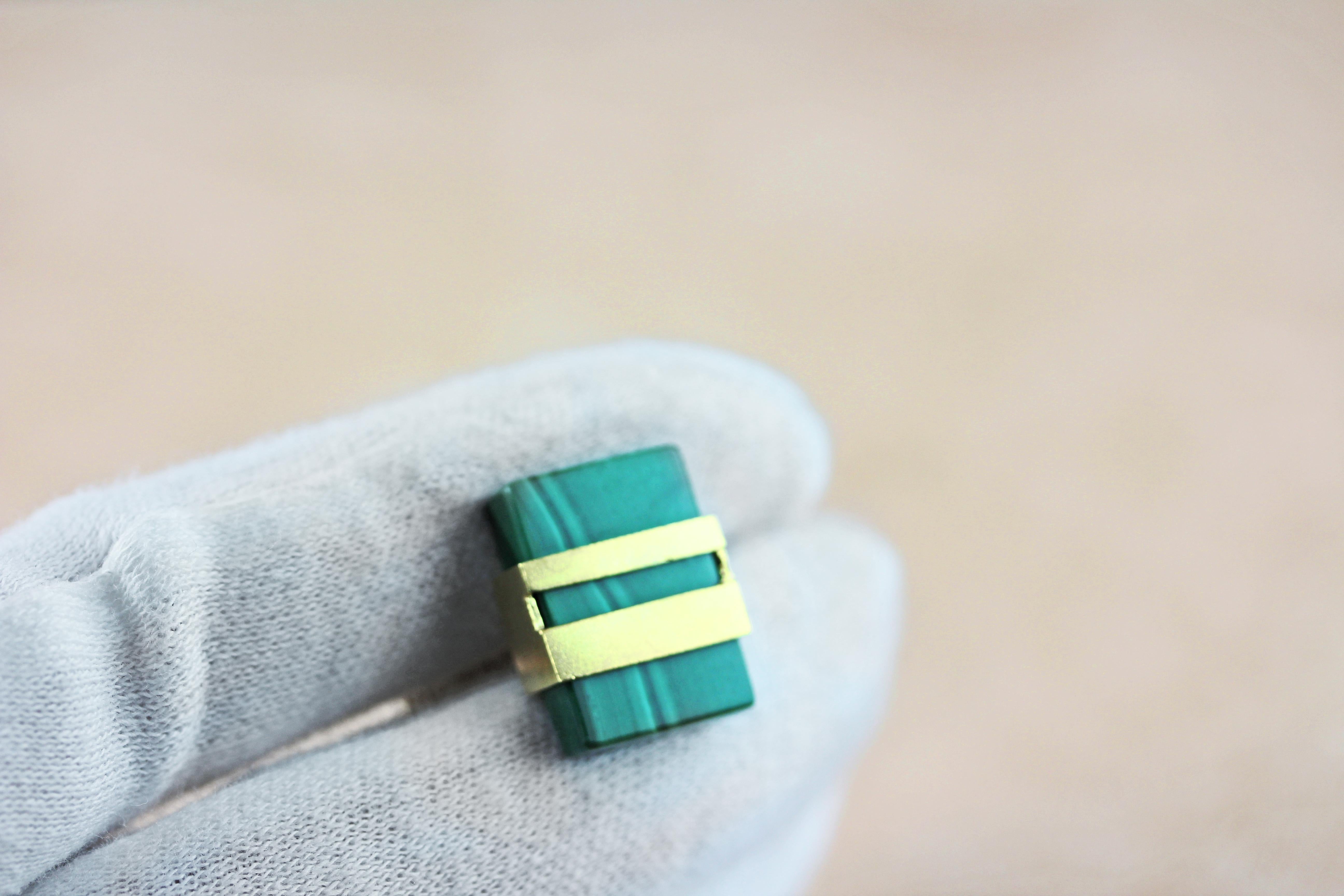 These elegant and classic cufflinks have been totally hand carved, made in malachite and mounting in silver 925 gold plated.
Is possible have it also in jade, lapis lazuli and tiger eye's.

All AVGVSTA jewelry is new and has never been previously