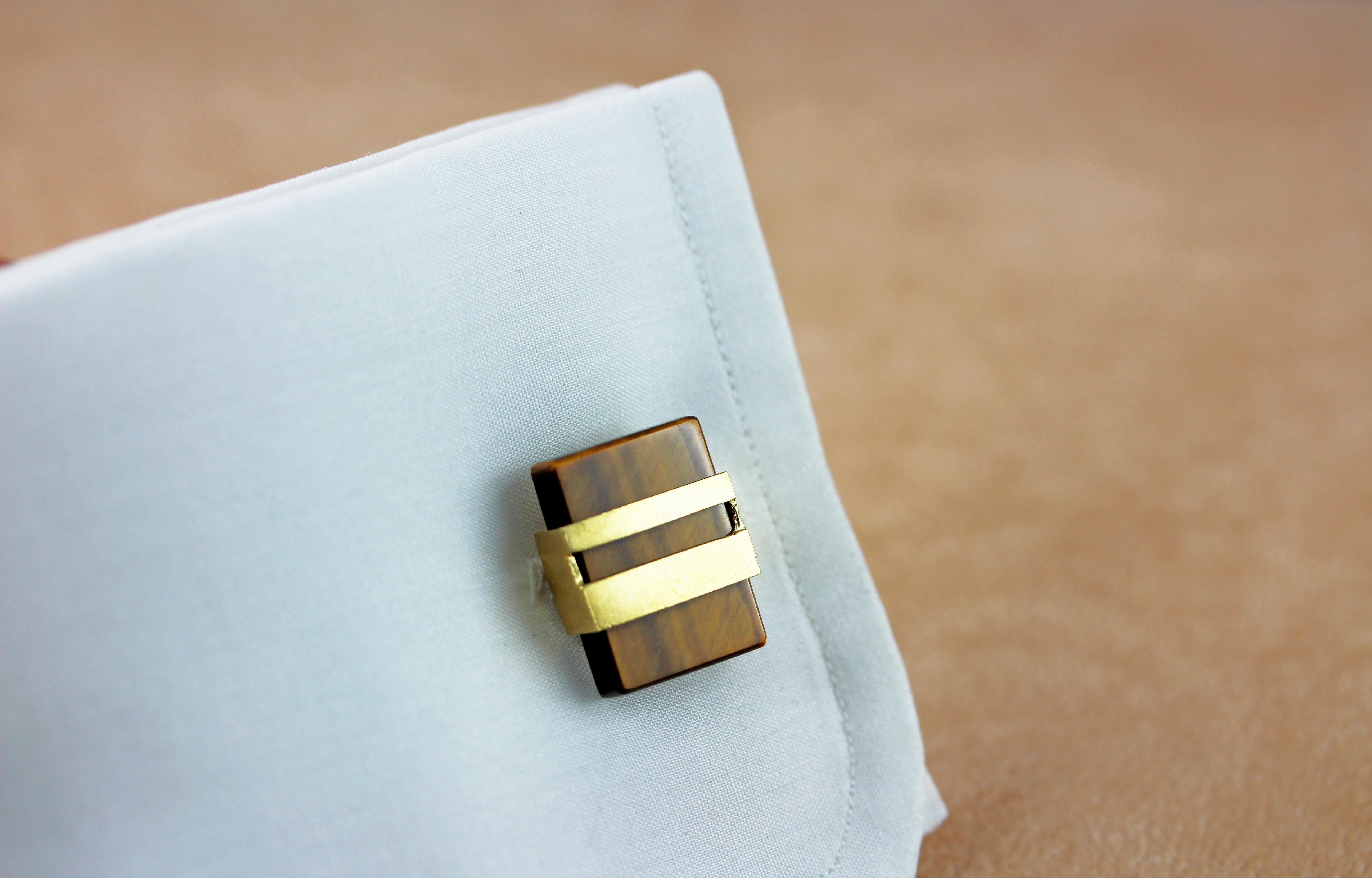 These elegant and classic cufflinks have been totally hand carved, made in tiger eye's and mounting in silver 925 gold plated.
Is possible have it also in jade, lapis lazuli and malachite.

All AVGVSTA jewelry is new and has never been previously