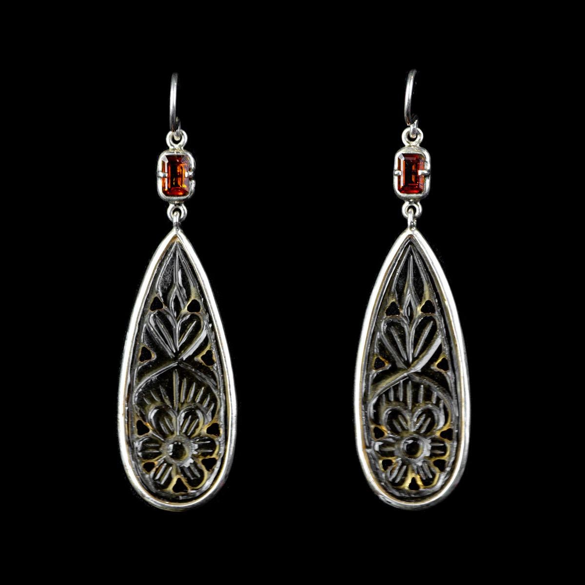 925 silver earrings with handcrafted glass element and ct 1,40 cognac topazes, with an intense shine and great brightness. A touch of beauty that creates an aura around you. Topaz is among the most ancient and desired precious stones, the facets