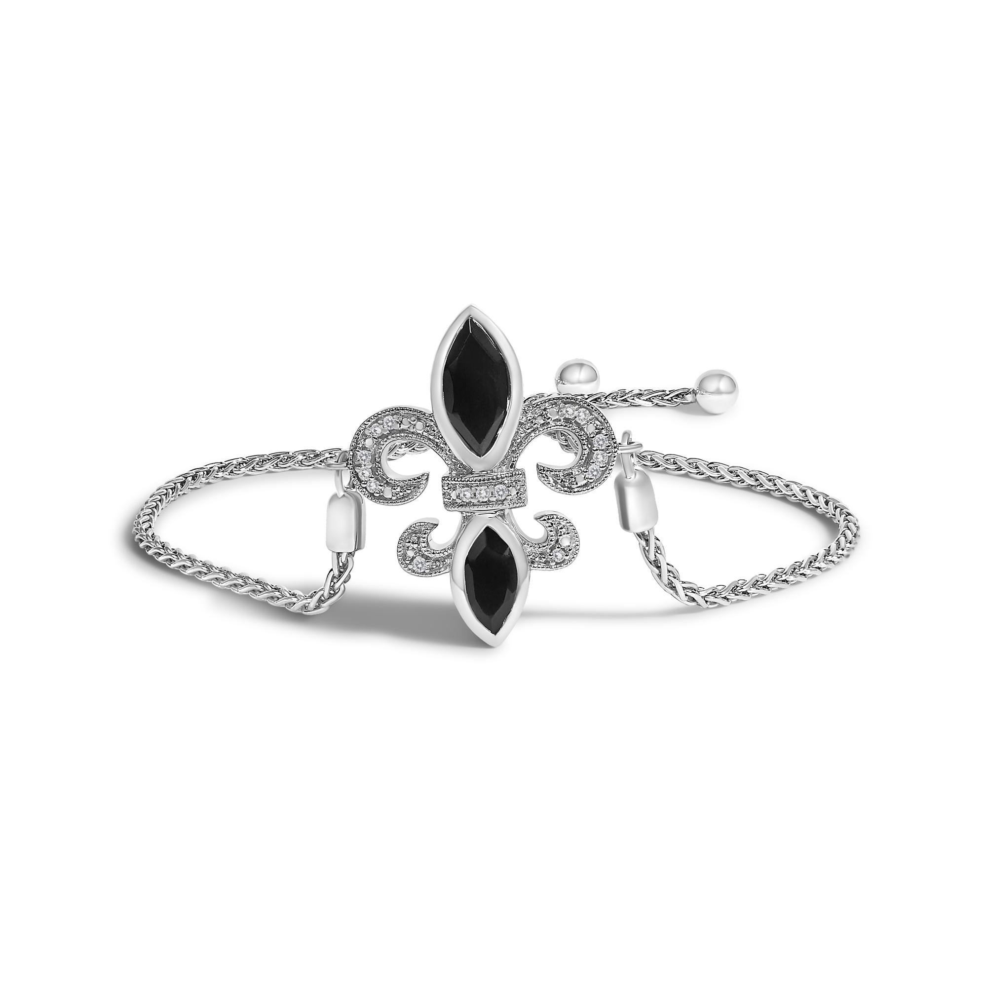 Avvolto nell'eleganza dell'argento 925 rodiato, questo bracciale bolo a lariat è l'incarnazione di un'arte sofisticata, perfetta per aggiungere un tocco di regalità a qualsiasi ensemble. Il suo punto forte, il motivo fleur-de-lis, è ornato in modo