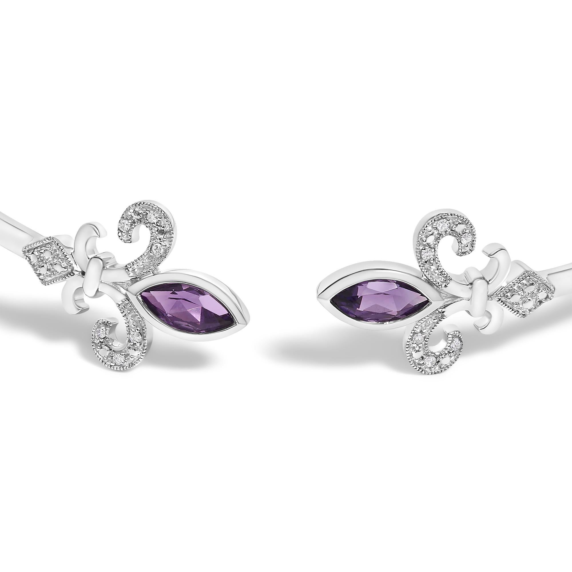 Eleganza regale al polso con questo bracciale in argento 925 rodiato, dove ogni sguardo cattura la luce e accende la conversazione. Realizzato a formare il classico Fleur De Lis, ogni estremità di questo braccialetto aperto è coronata da un'ametista
