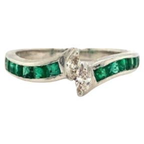 For Sale:  925 Silver Minimal Everyday Band Ring with Emerald and Diamond for Her