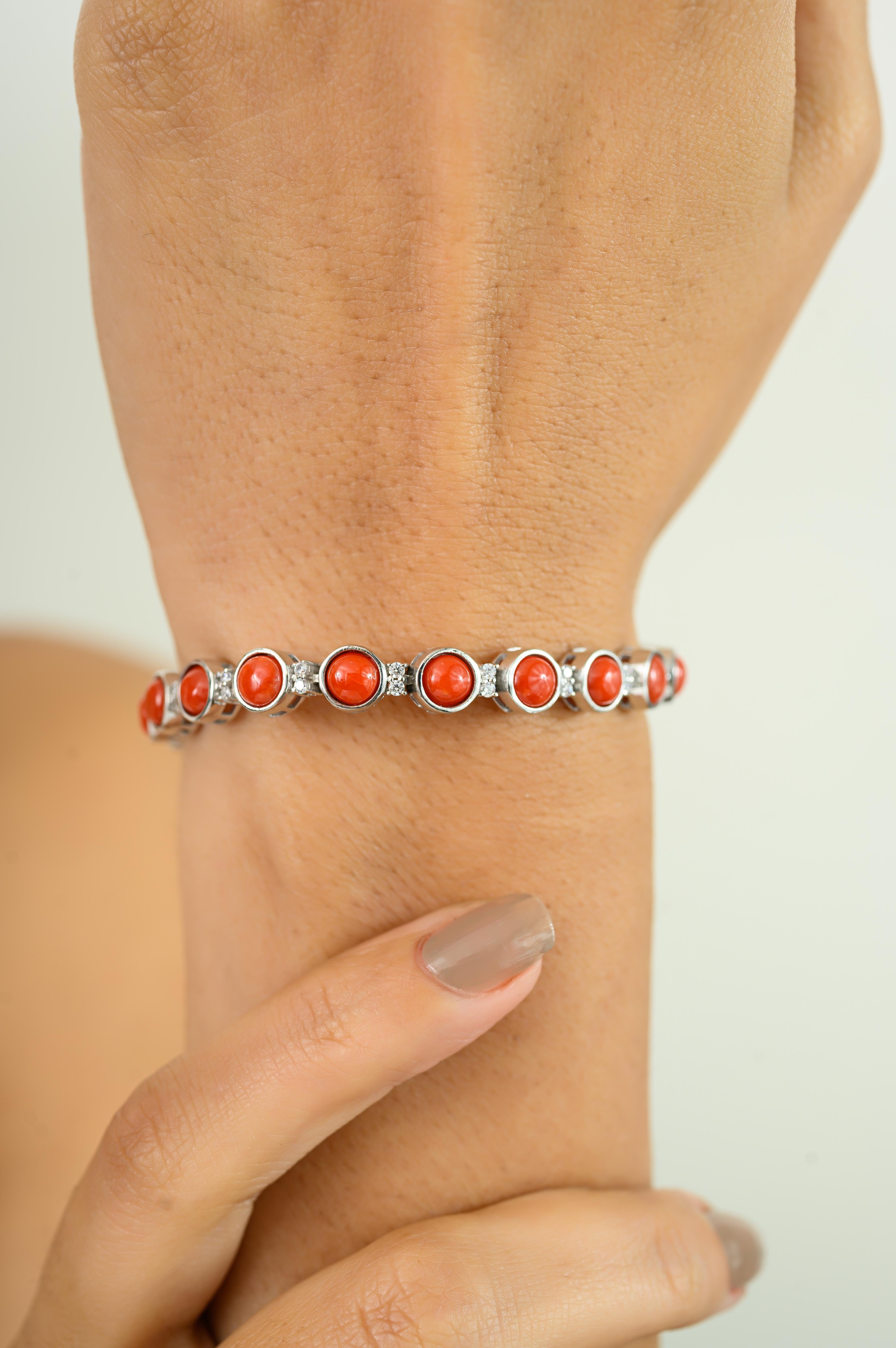 Esta pulsera de tenis con cabujón de coral italiano naranja es una exquisita pulsera de plata de ley 925. Con 11,728 quilates de coral rojo natural, cada piedra está cuidadosamente engastada en un bisel de plata lisa y muy pulida, que resalta su