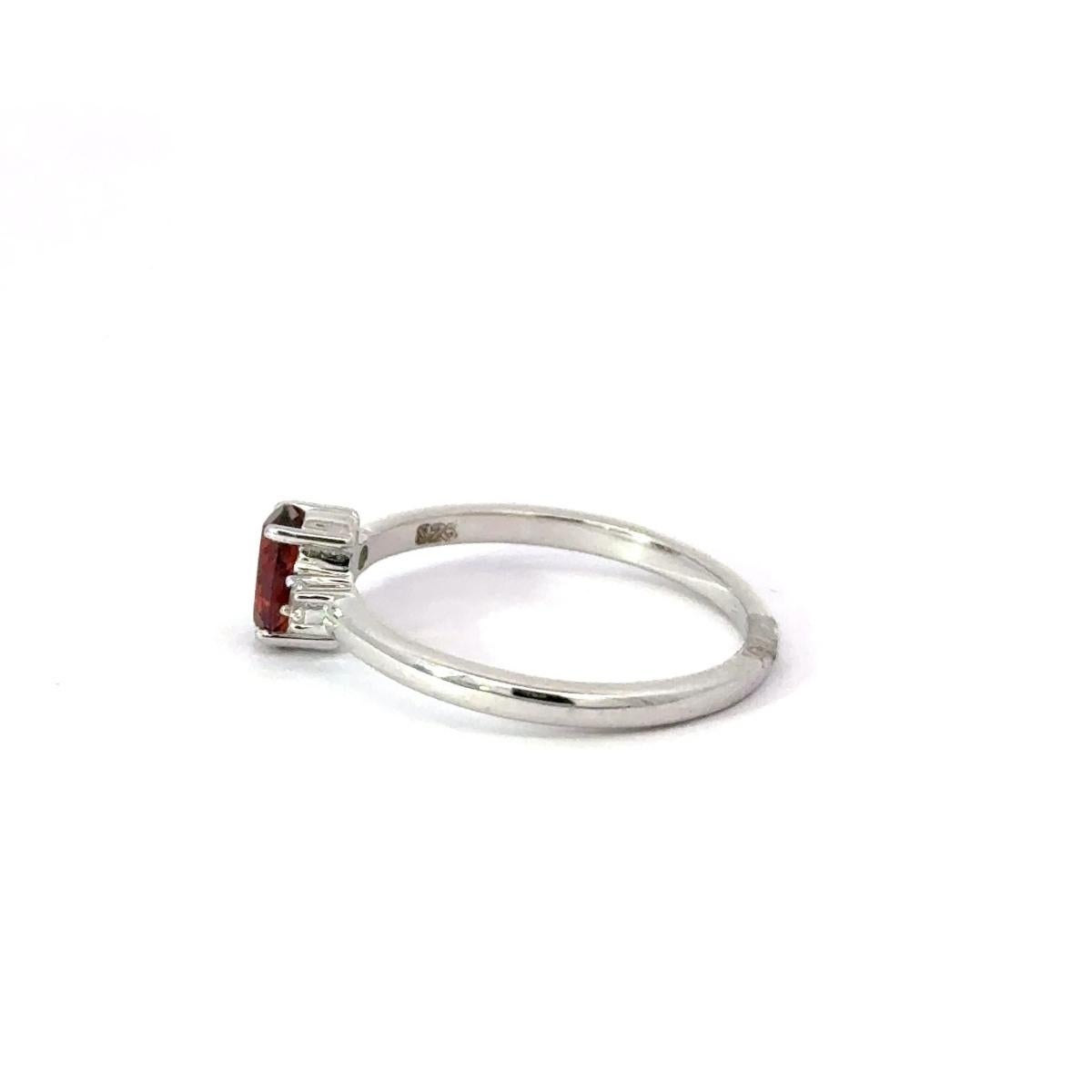 in vendita:  Anello a tre pietre in argento 925 con incastonatura di granato e zirconi per la festa della mamma 5