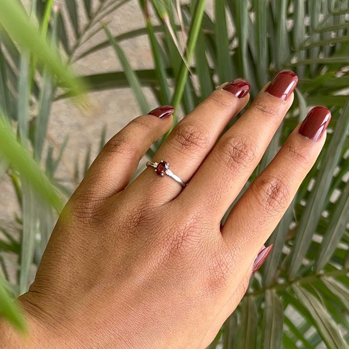 in vendita:  Anello a tre pietre in argento 925 con incastonatura di granato e zirconi per la festa della mamma 6