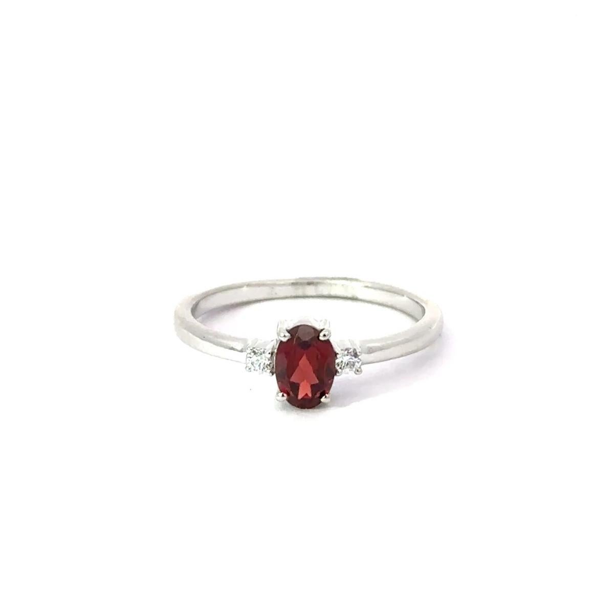 in vendita:  Anello a tre pietre in argento 925 con incastonatura di granato e zirconi per la festa della mamma 8