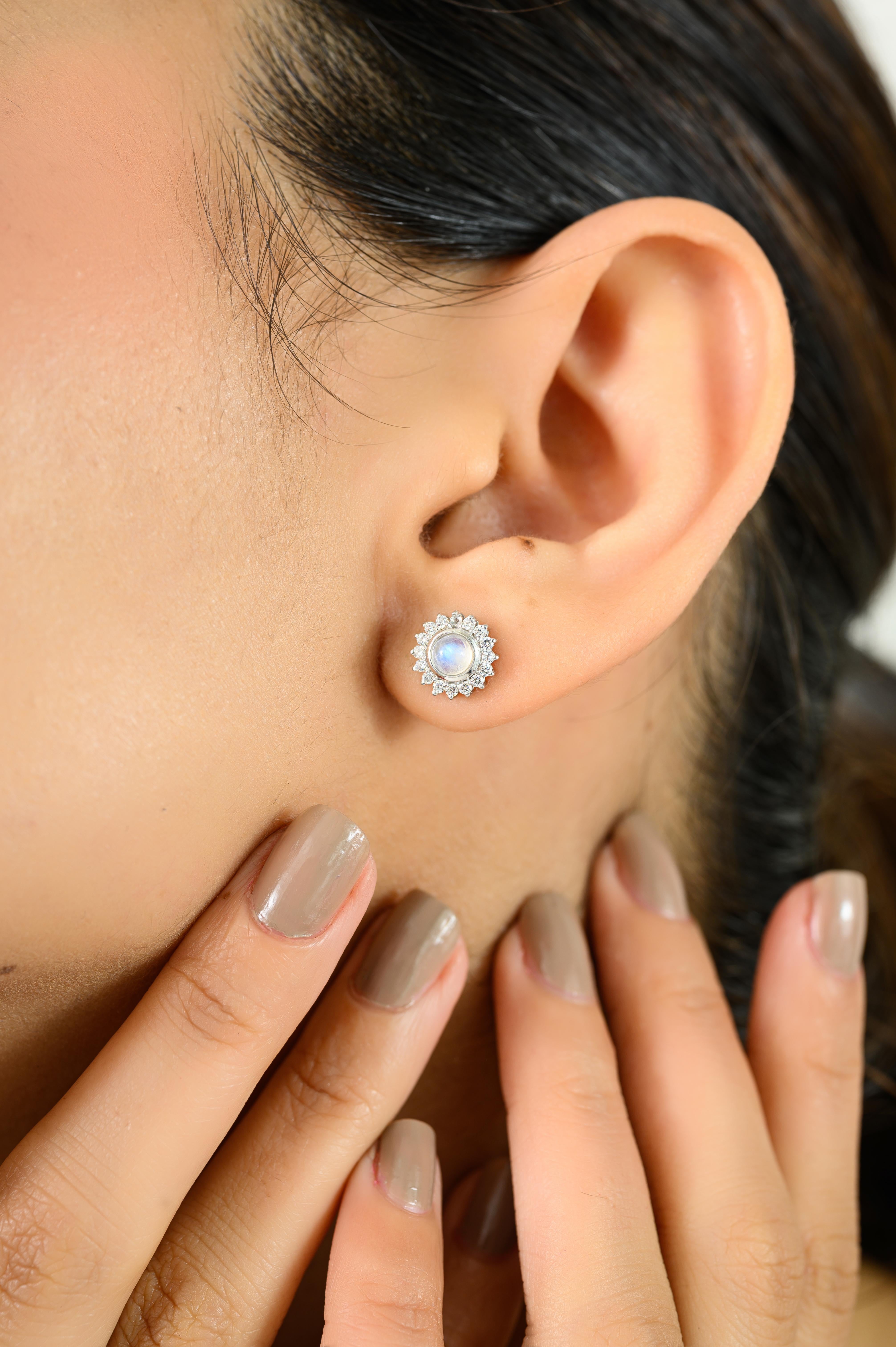Questi orecchini a conchiglia Cabochon Moonstone Cluster CZ Halo, orecchini a conchiglia in argento sterling 925. Ogni orecchino presenta una pietra di luna naturale arcobaleno (per un totale di 0,66 carati) nota per la sua eterea lucentezza blu e