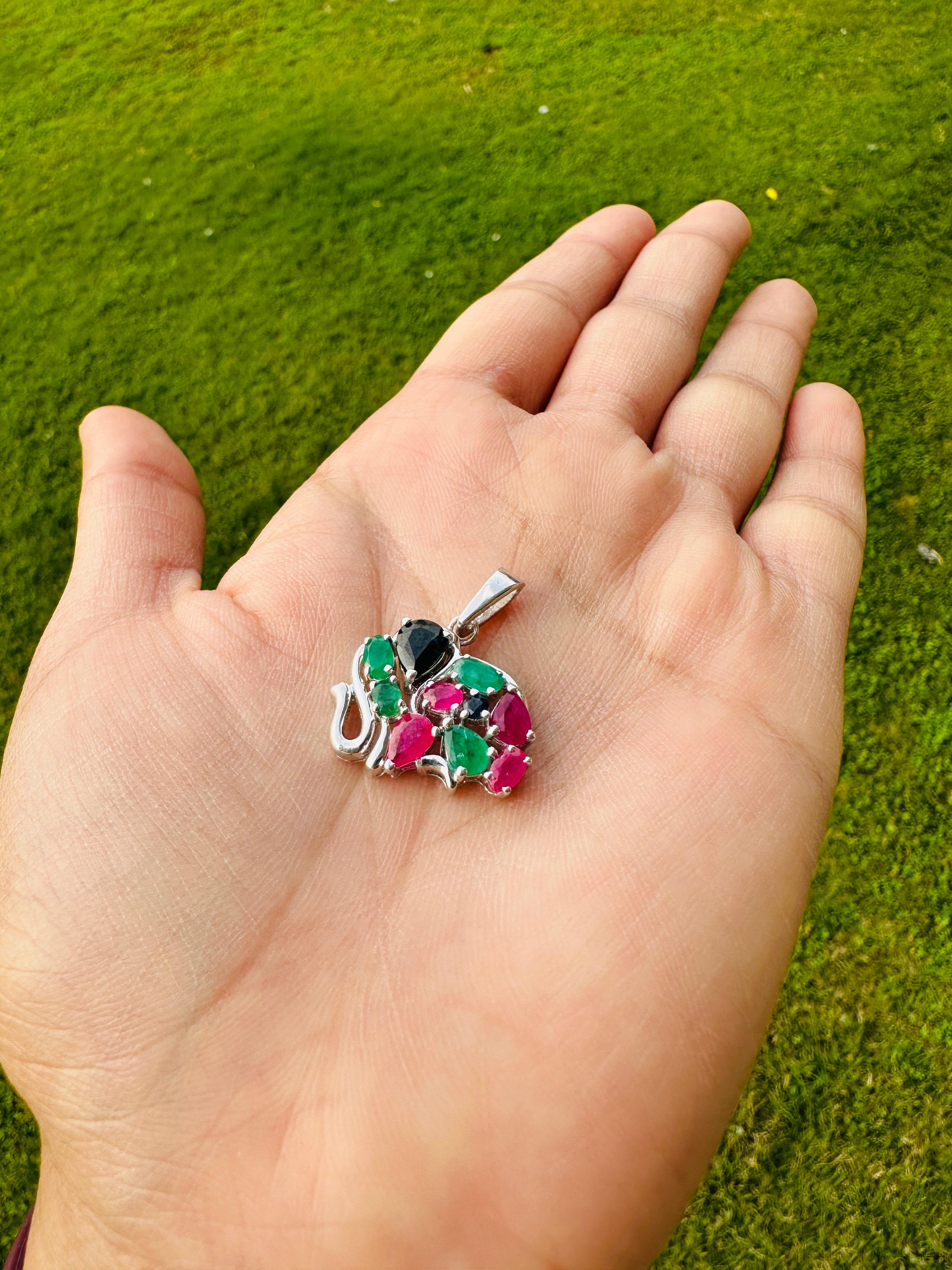Ciondolo a forma di elefante con smeraldo, rubino e zaffiro per lei, realizzato in argento sterling e tempestato di pietre multi gemma a taglio misto. Questo splendido gioiello eleva immediatamente un look casual o un abito elegante. 
La gemma Multi