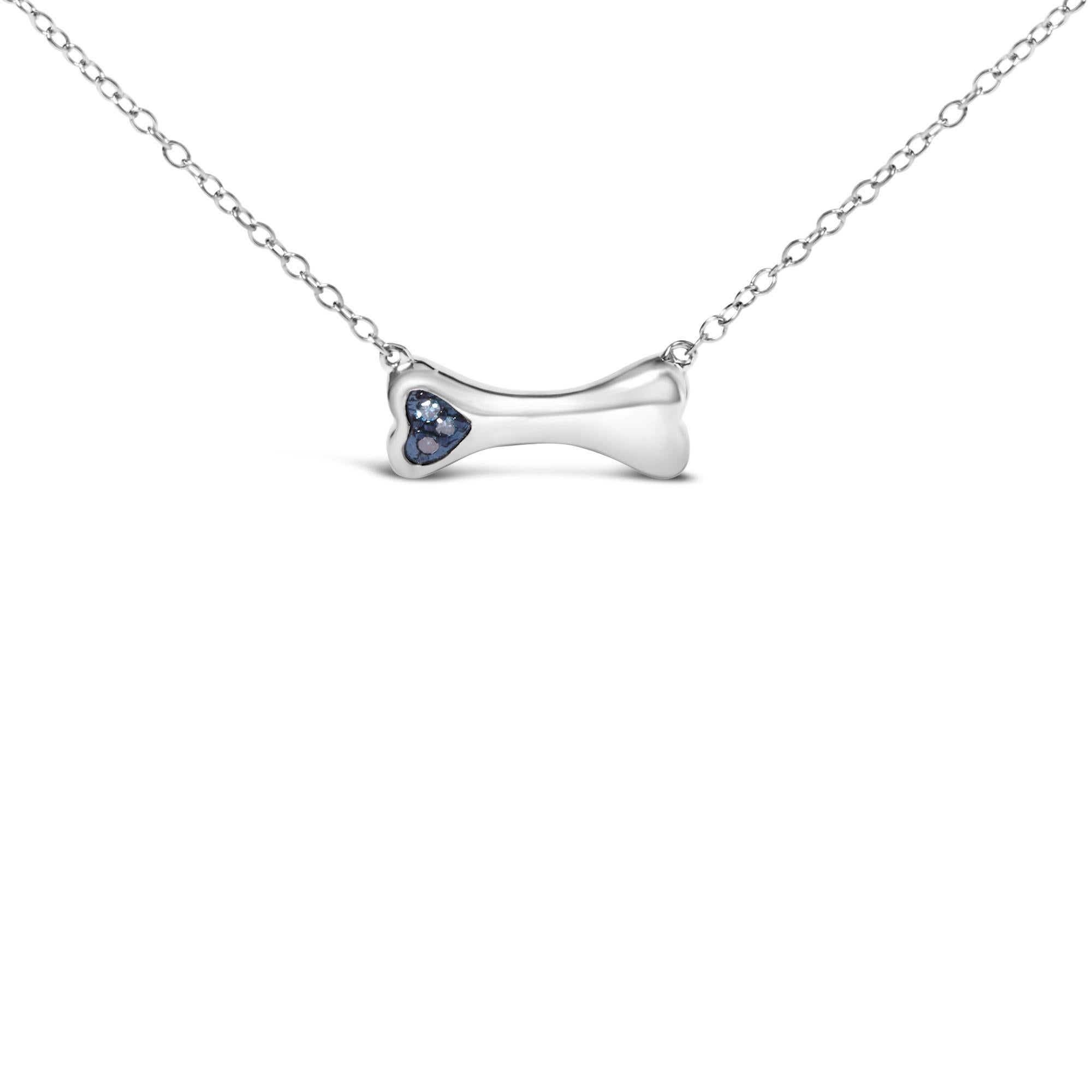 Immergiti nell'eleganza stravagante di questo ciondolo in argento 925, dove un osso di cane dal design giocoso brilla grazie alla placcatura in rodio, che promette non solo un'immensa lucentezza ma anche una lunga durata. Il cuore di questo gioiello