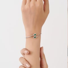 Bracelet manchette ouvert en argent 925, orné de deux pierres (une émeraude et un diamant) dans un halo, joaillerie haut de gamme