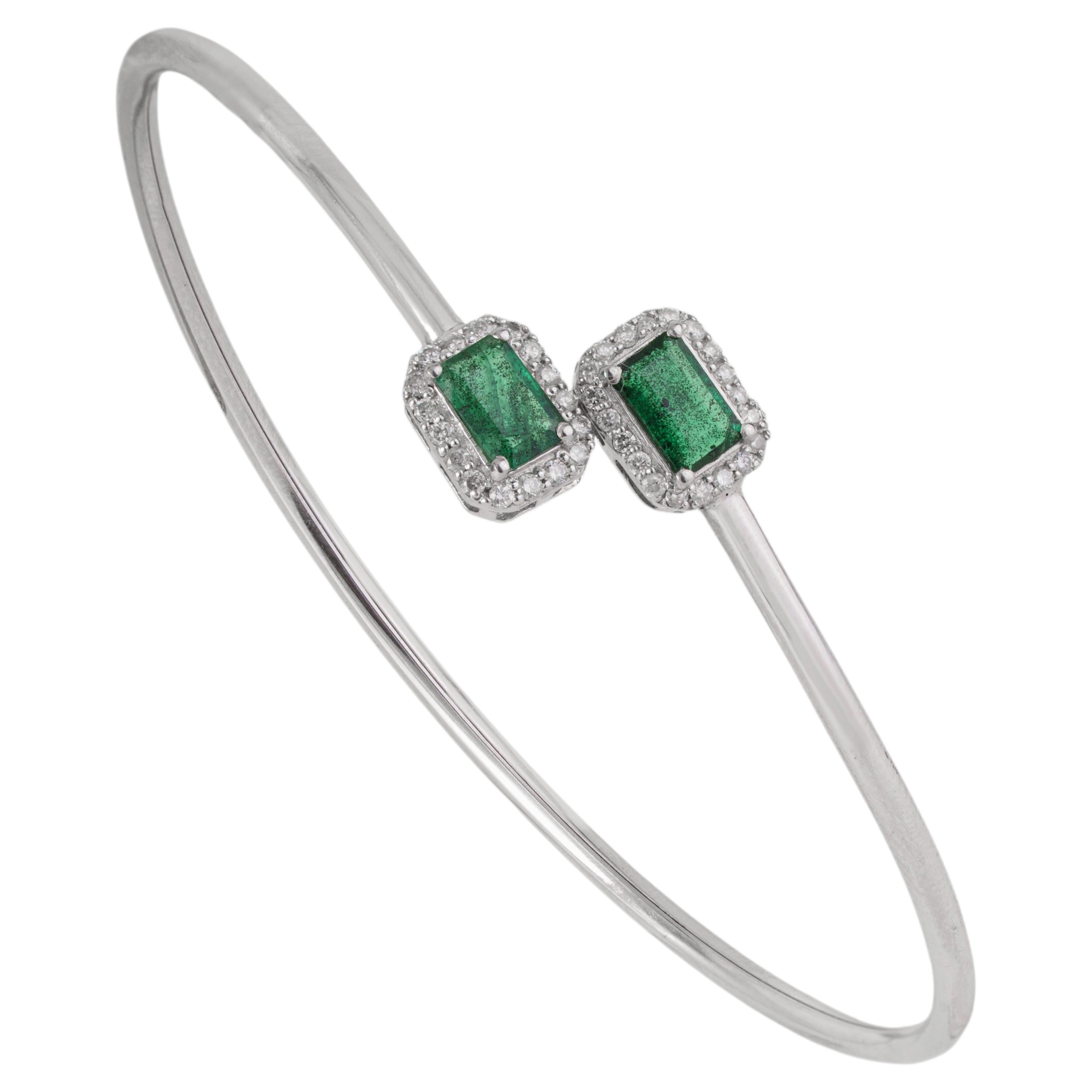 Bracelet manchette ouvert en argent 925, orné de deux pierres (une émeraude et un diamant) dans un halo, joaillerie haut de gamme