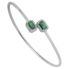 Bracelet manchette ouvert en argent 925, orné de deux pierres (une émeraude et un diamant) dans un halo, joaillerie haut de gamme
