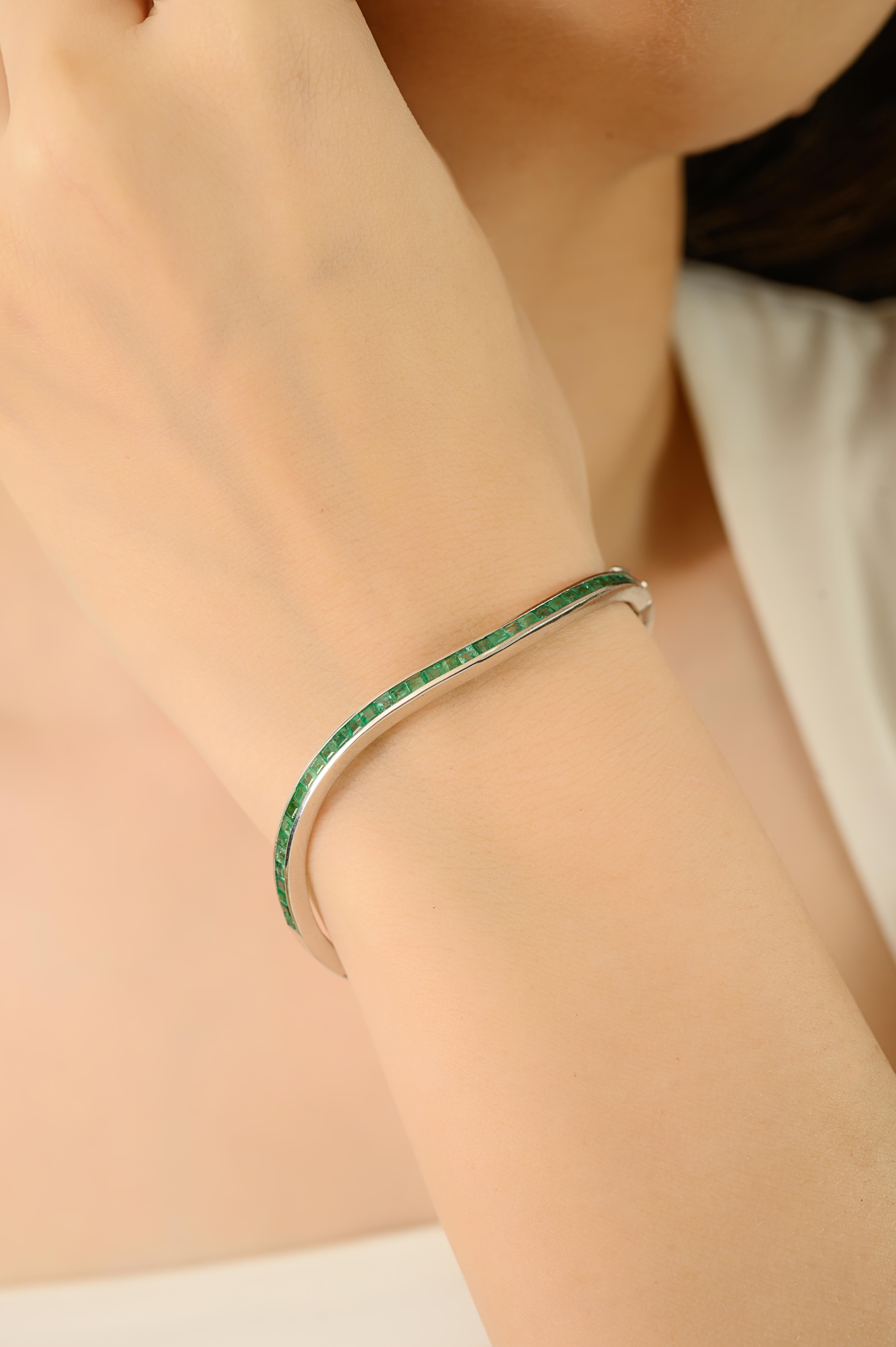Ce bracelet en forme de vague de 2,67 carats d'émeraude naturelle est une fusion frappante de l'élégance intemporelle et du design contemporain. Fabriqué en argent 925, il présente une ligne continue d'émeraudes naturelles de taille carrée, la