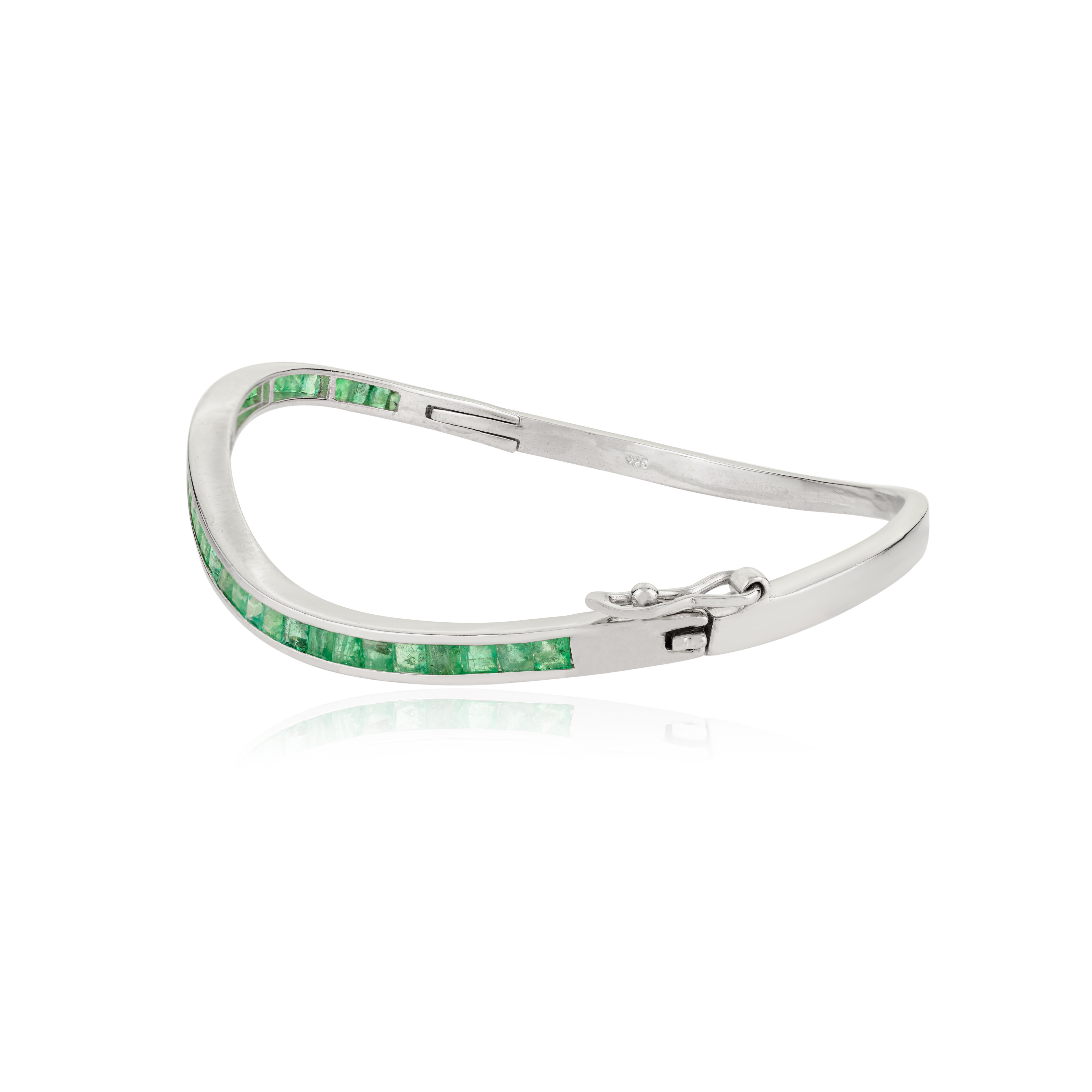 Art Deco 925 Silver Wave-Design 2.67Ct Natural Emerald Channel Set Sleek Bangle Bracelet For Sale
