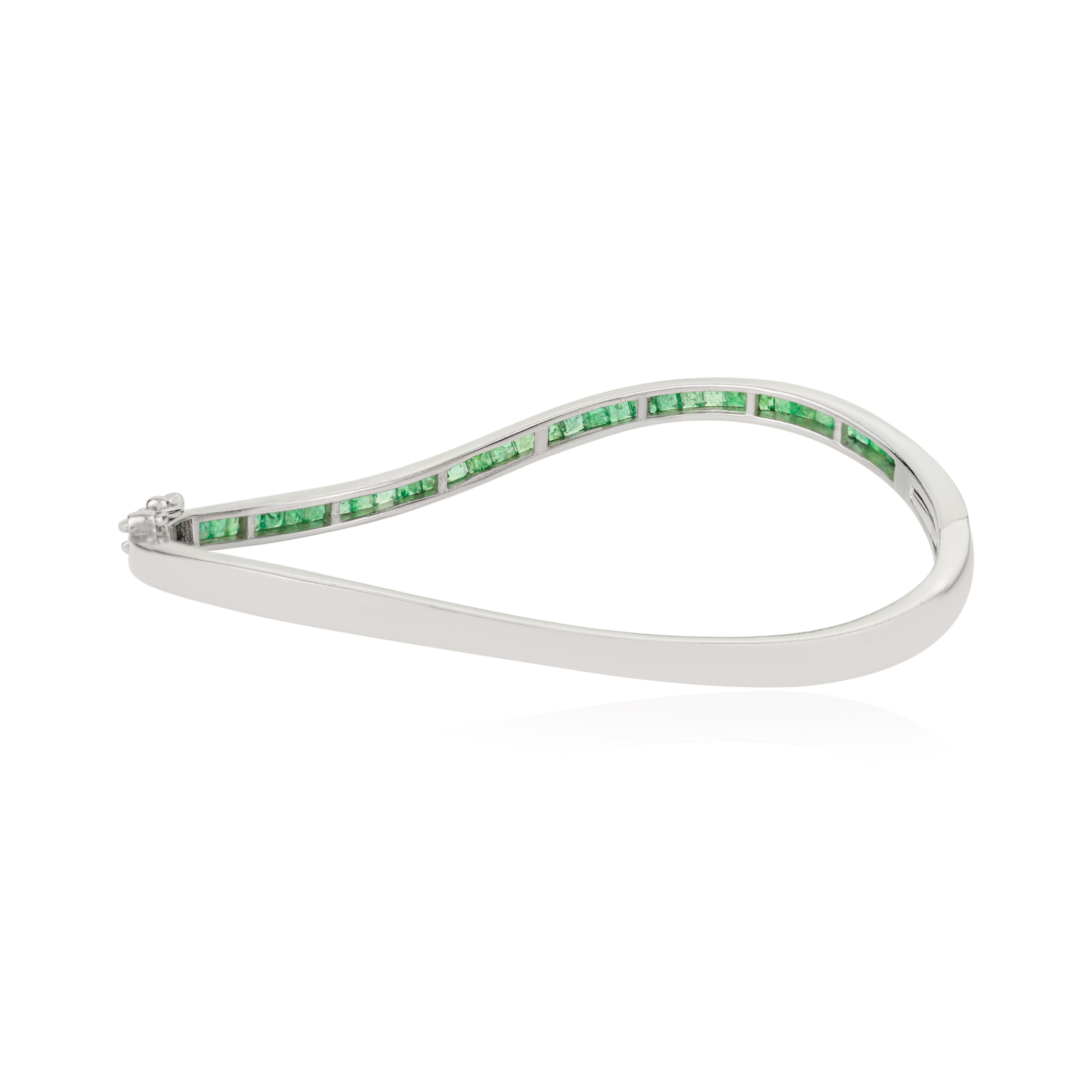 Square Cut 925 Silver Wave-Design 2.67Ct Natural Emerald Channel Set Sleek Bangle Bracelet For Sale