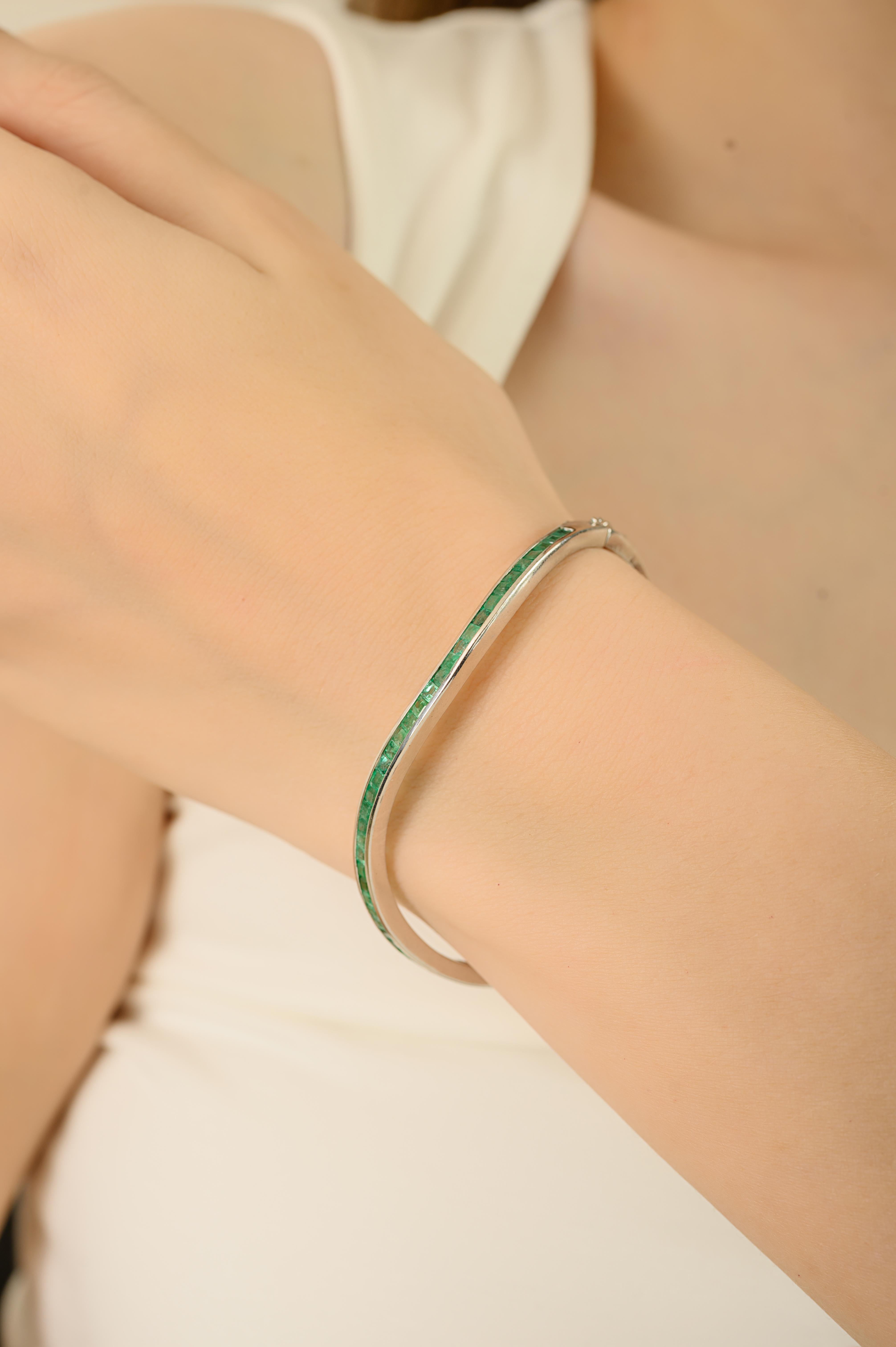 Taille carrée Bracelet en argent 925 Wave-Design 2.67Ct Natural Emerald Channel Set Sleek Bangle en vente
