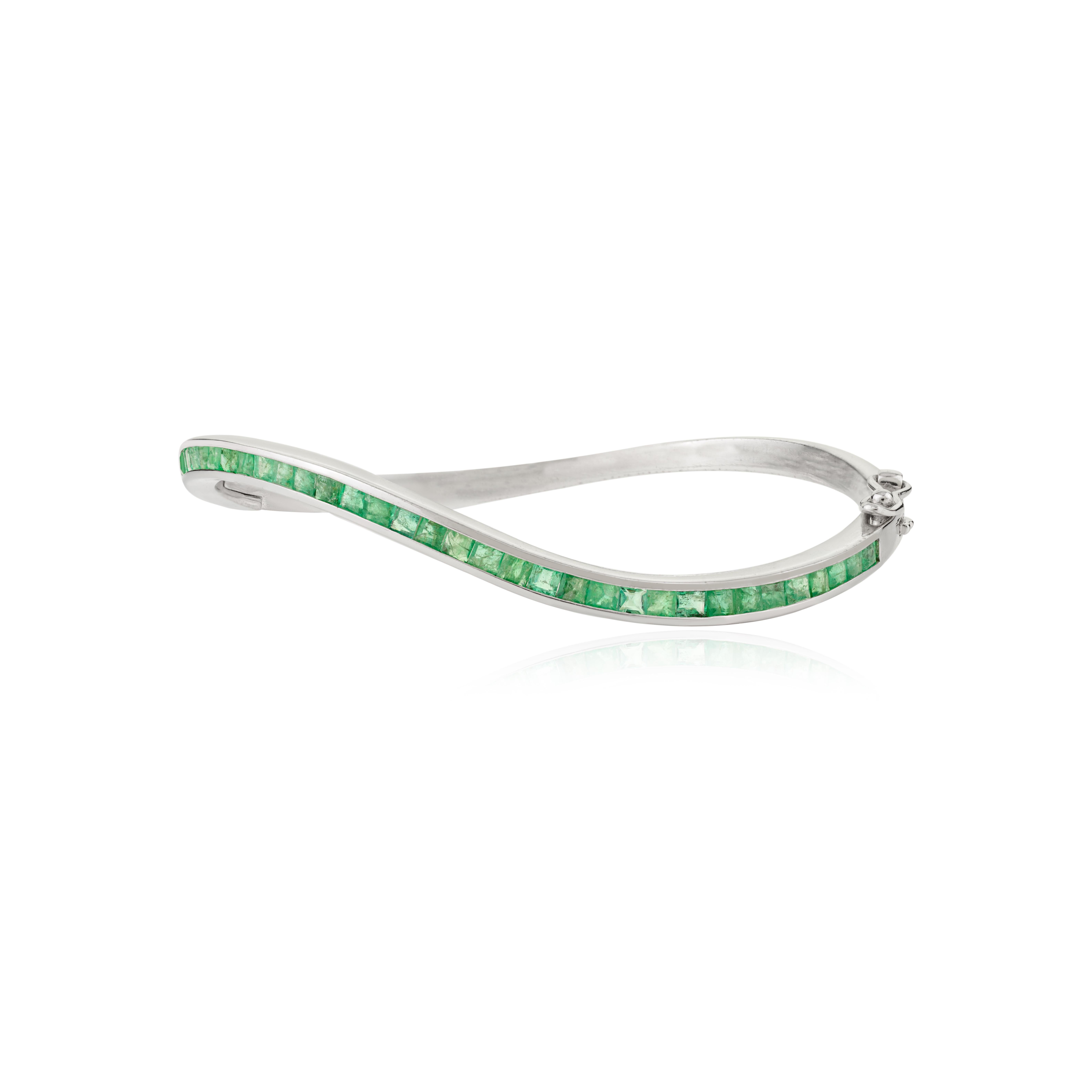 925 Silver Wave-Design 2.67Ct Natural Emerald Channel Set Sleek Bangle Bracelet In New Condition For Sale In New York, NY