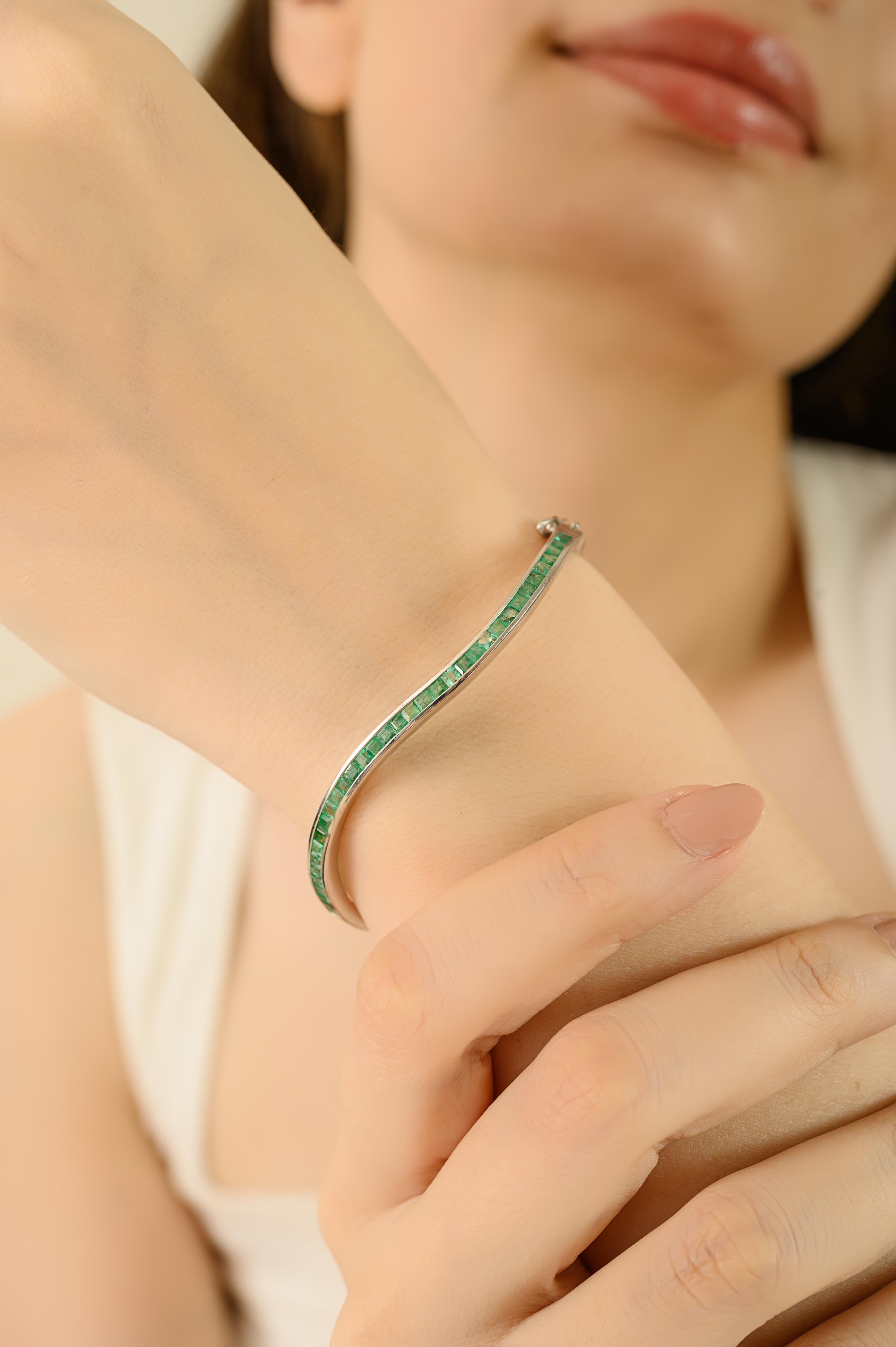 Bracelet en argent 925 Wave-Design 2.67Ct Natural Emerald Channel Set Sleek Bangle Pour femmes en vente