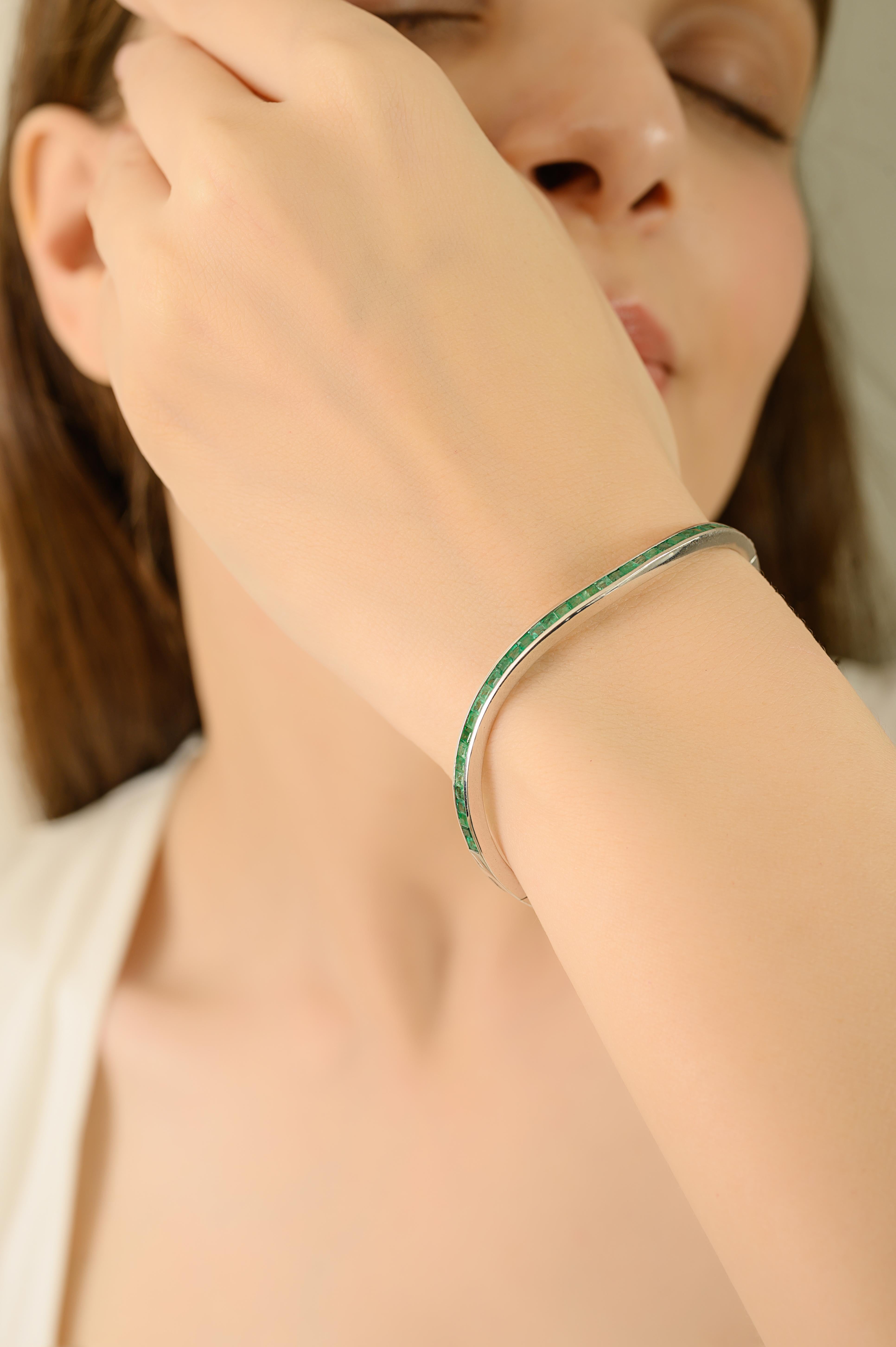 Bracelet en argent 925 Wave-Design 2.67Ct Natural Emerald Channel Set Sleek Bangle en vente 2
