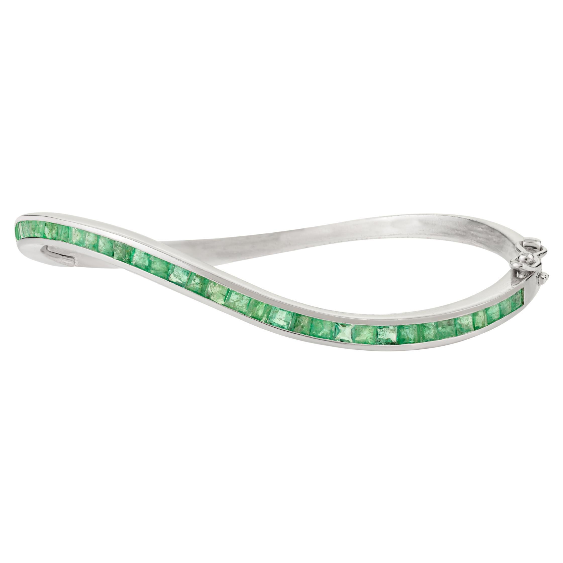 925 Silver Wave-Design 2.67Ct Natural Emerald Channel Set Sleek Bangle Bracelet For Sale