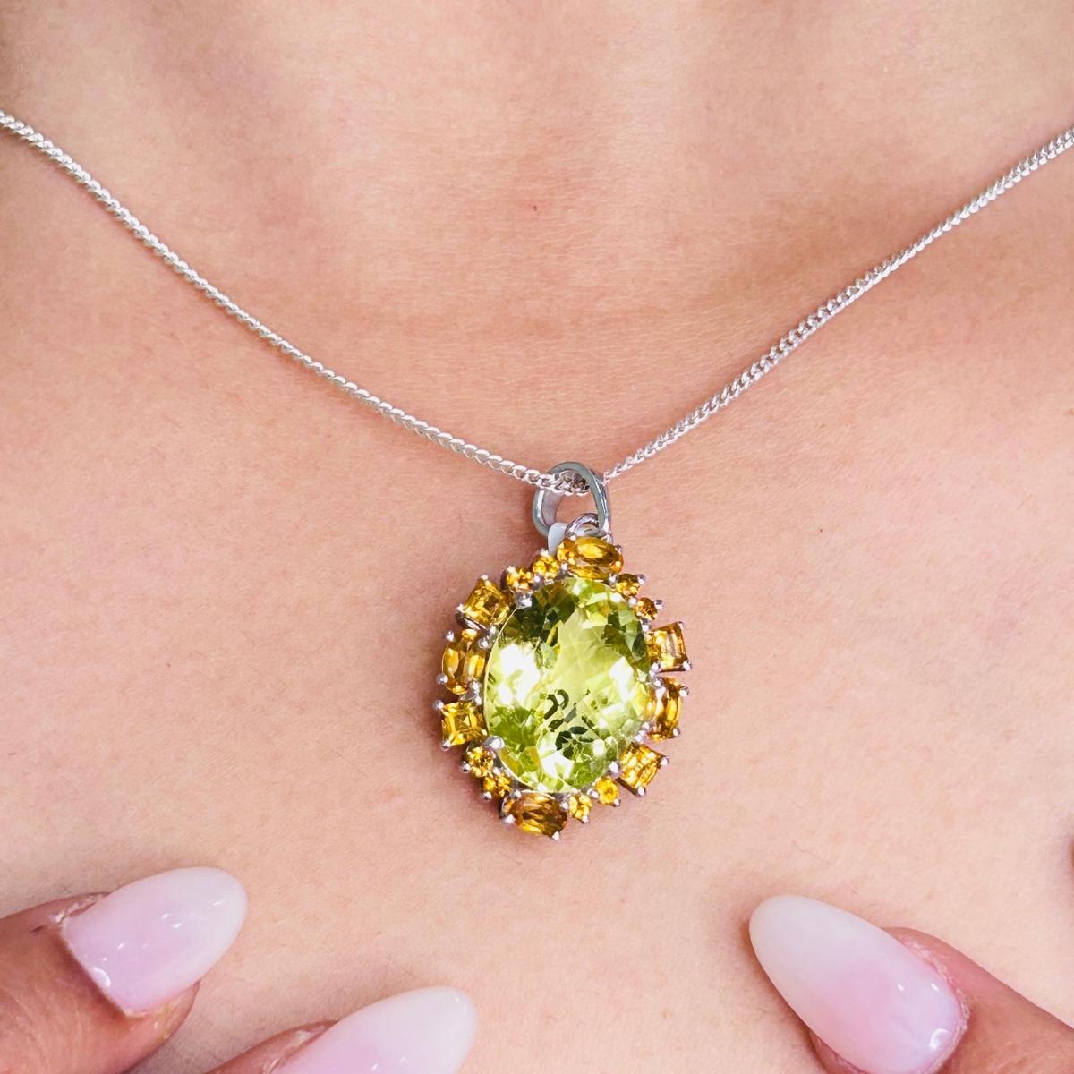 Ciondolo ispirato a più gemme per lei in argento sterling tempestato di gemme multiple a taglio misto. Questo splendido gioiello eleva immediatamente un look casual o un abito elegante. 
La gemma Multi migliora le capacità intellettuali della
