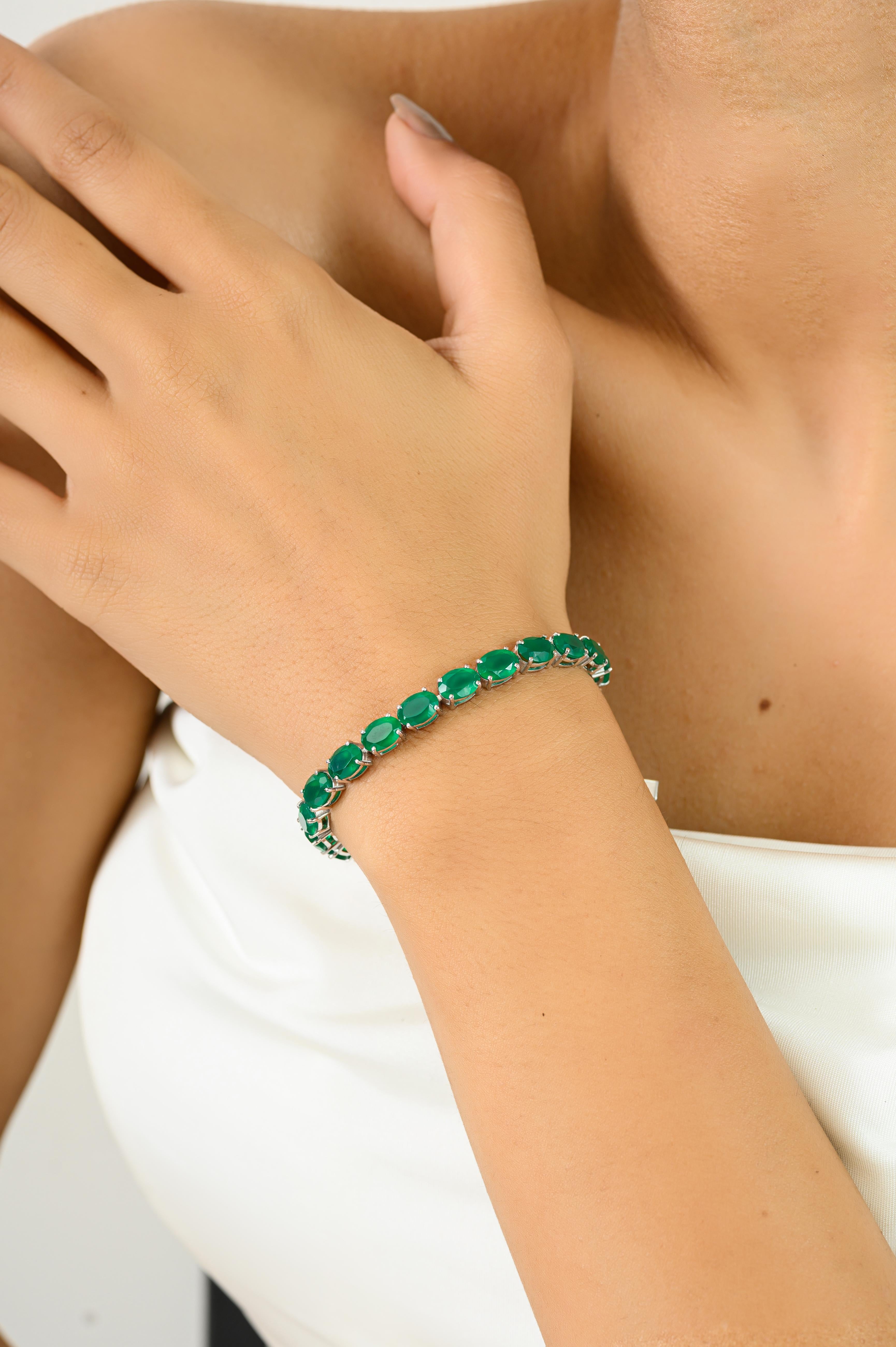 Taglio ovale 925 Solid Silver Tennis Bracelet Featuring 17.41 Carat Oval Cut Natural Emerald in vendita