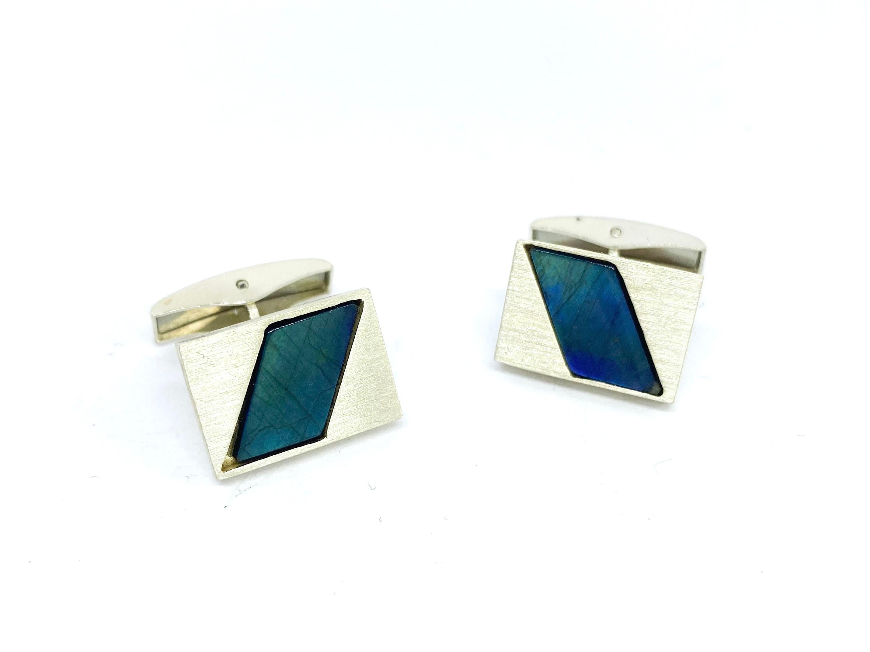 925 Sterling Finland Cufflinks Spectrolite
Unused new Cufflinks.
Stock of an old discontinued jeweler's shop.
Circa 1990 ? Not polished,
Made Vaasa Finland.
Stamp JA =Johan Edvard Appelgren 

Spectrolite Stone:
Due to its brilliant light effect in