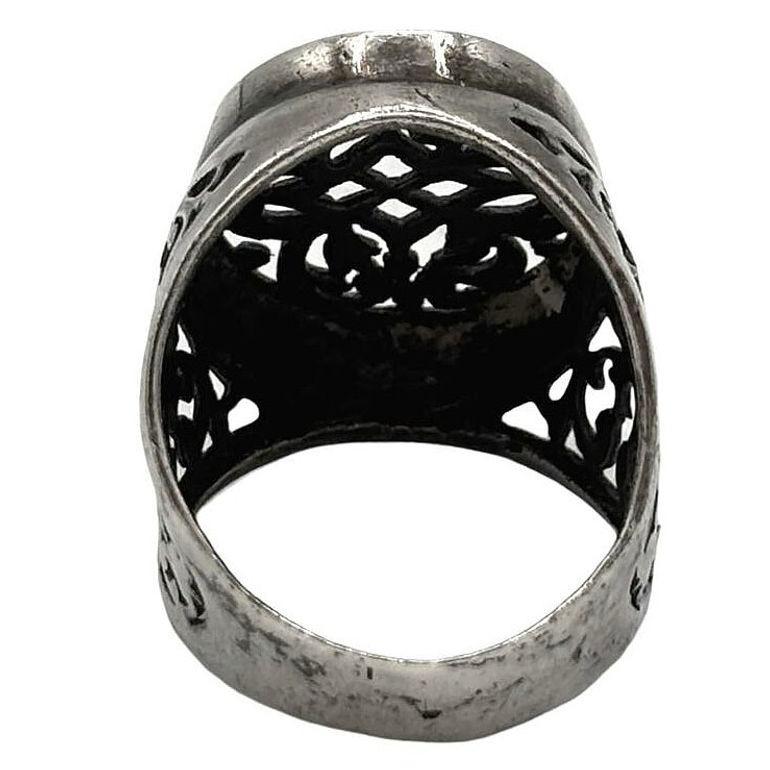 Estupendo anillo de plata de ley de estilo bohemio victoriano con un diseño de hierba cortada. El intrincado diseño presenta líneas nítidas y espacios abiertos, creando un delicado equilibrio entre audacia y refinamiento. Fabricado en plata de ley