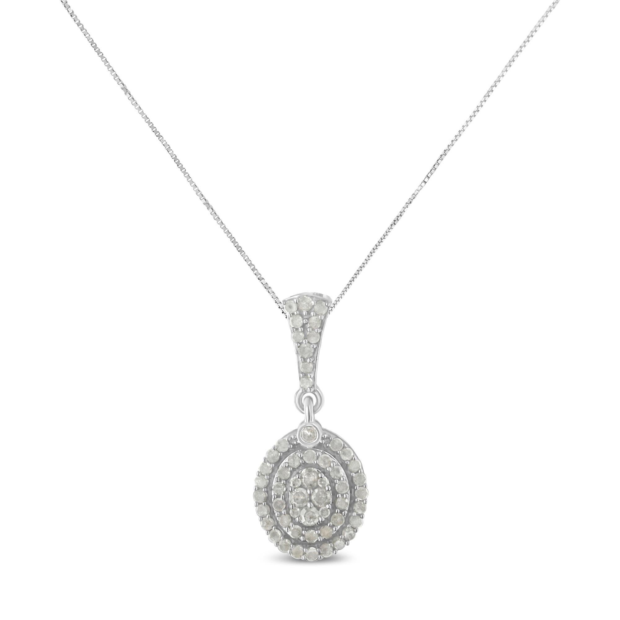 Brillant en argent sterling, ce pendentif en forme de grappe de diamants, à la fois tendance et intemporel, est rehaussé d'une rangée de diamants au sommet pour plus d'éclat. Une pièce facile à porter de jour comme de nuit.


 • Métal : .925 argent