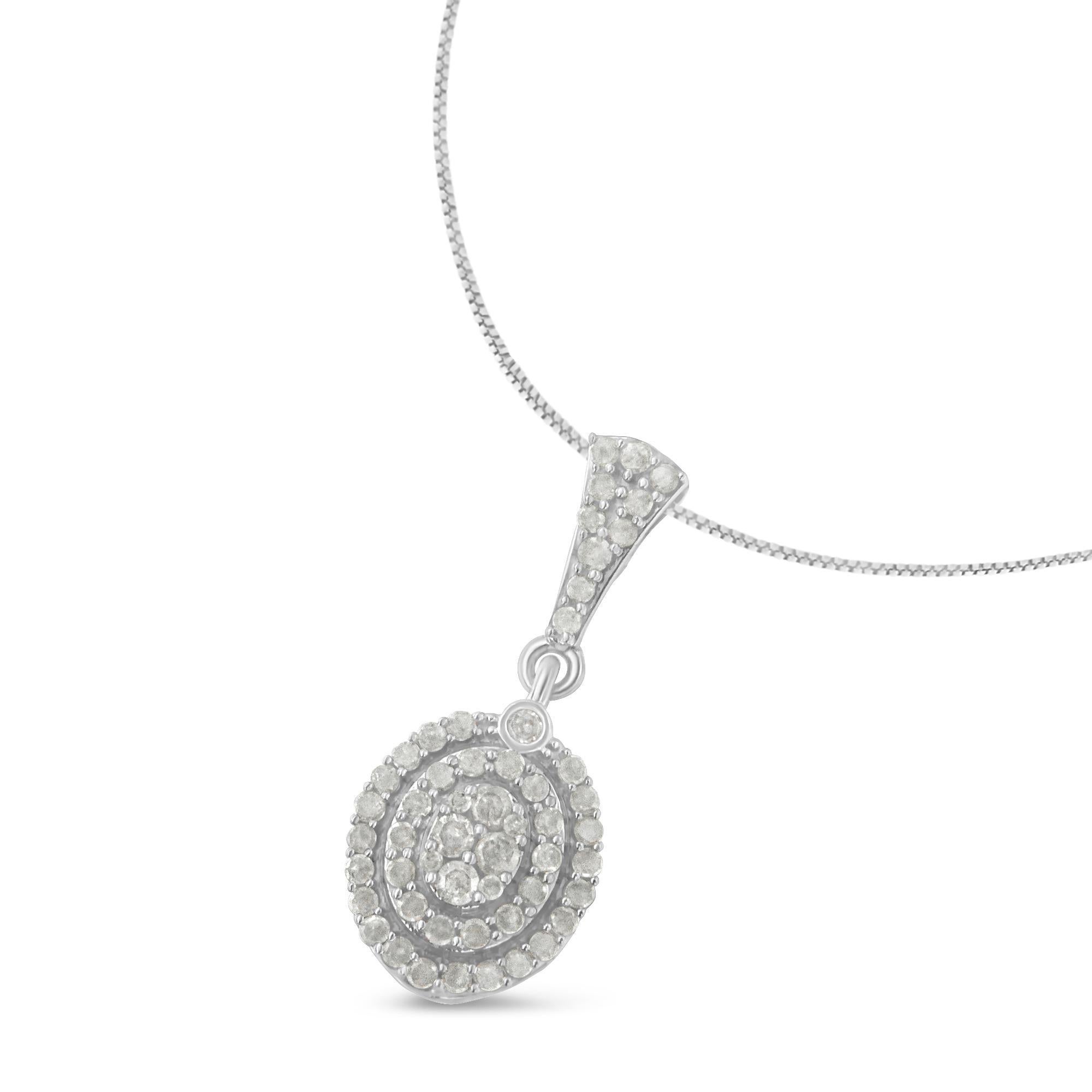 Moderne Collier pendentif halo de diamants de 1 1/2 carat en argent sterling .925