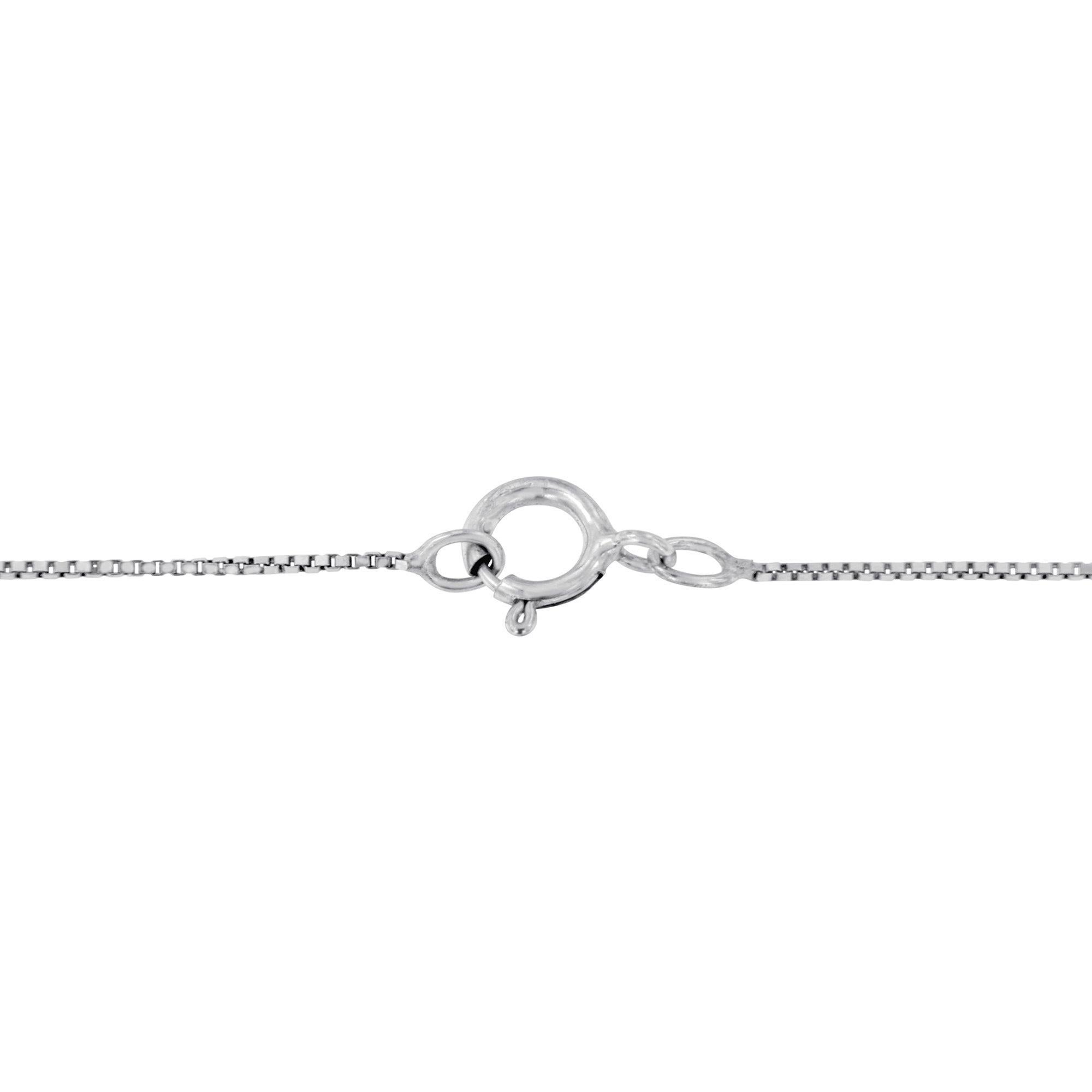 Disegnata con un tocco di glamour d'altri tempi, questa collana d'argento ha un impressionante peso di diamanti pari a 1,5 ctw e saprà elevare qualsiasi outfit di tua scelta. I diamanti naturali a taglio rotondo si trovano lungo tutto il pendente in