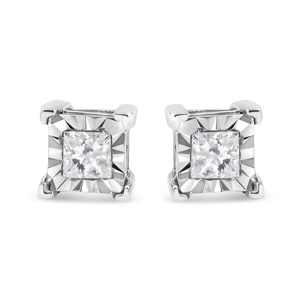 Questi bellissimi orecchini con diamante conferiscono un look elegante in ogni occasione. Ogni borchia presenta uno splendido diamante taglio princess in un'incastonatura miracolosa che fa apparire il diamante più grande. 1 1/4ct TDW di diamanti
