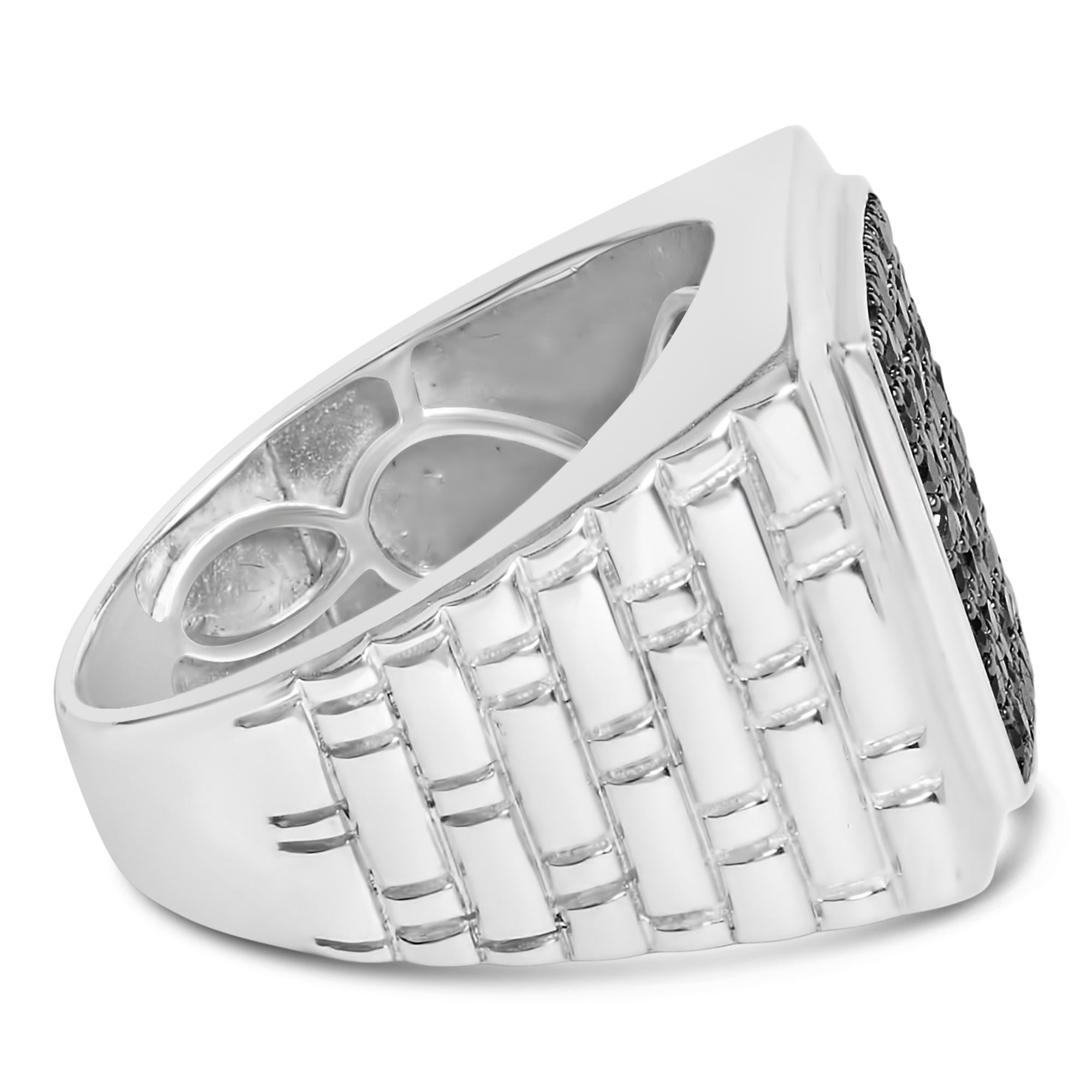 Scopri il fascino oscuro dell'Anello a grappolo con diamanti trattati neri in argento Sterling 925, dove lusso e design audace si intrecciano. Questo pezzo affascina con un grappolo quadrato di diamanti estratti naturalmente, ciascuno trattato