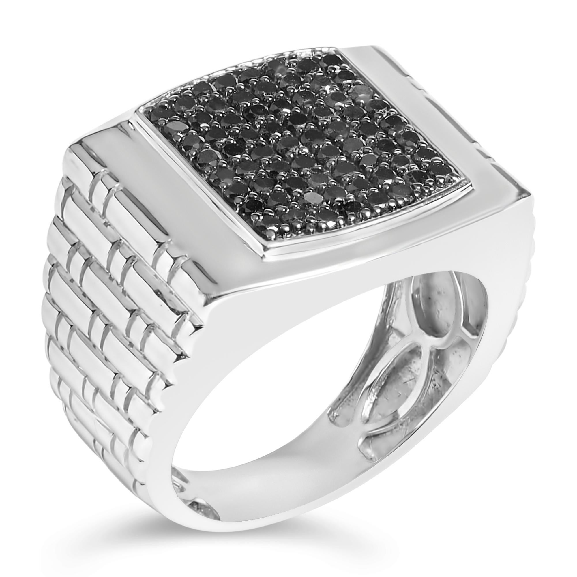Moderno Anello da uomo con cluster di diamanti neri trattati in .925 Sterling Silver 1 1/4 Cttw in vendita