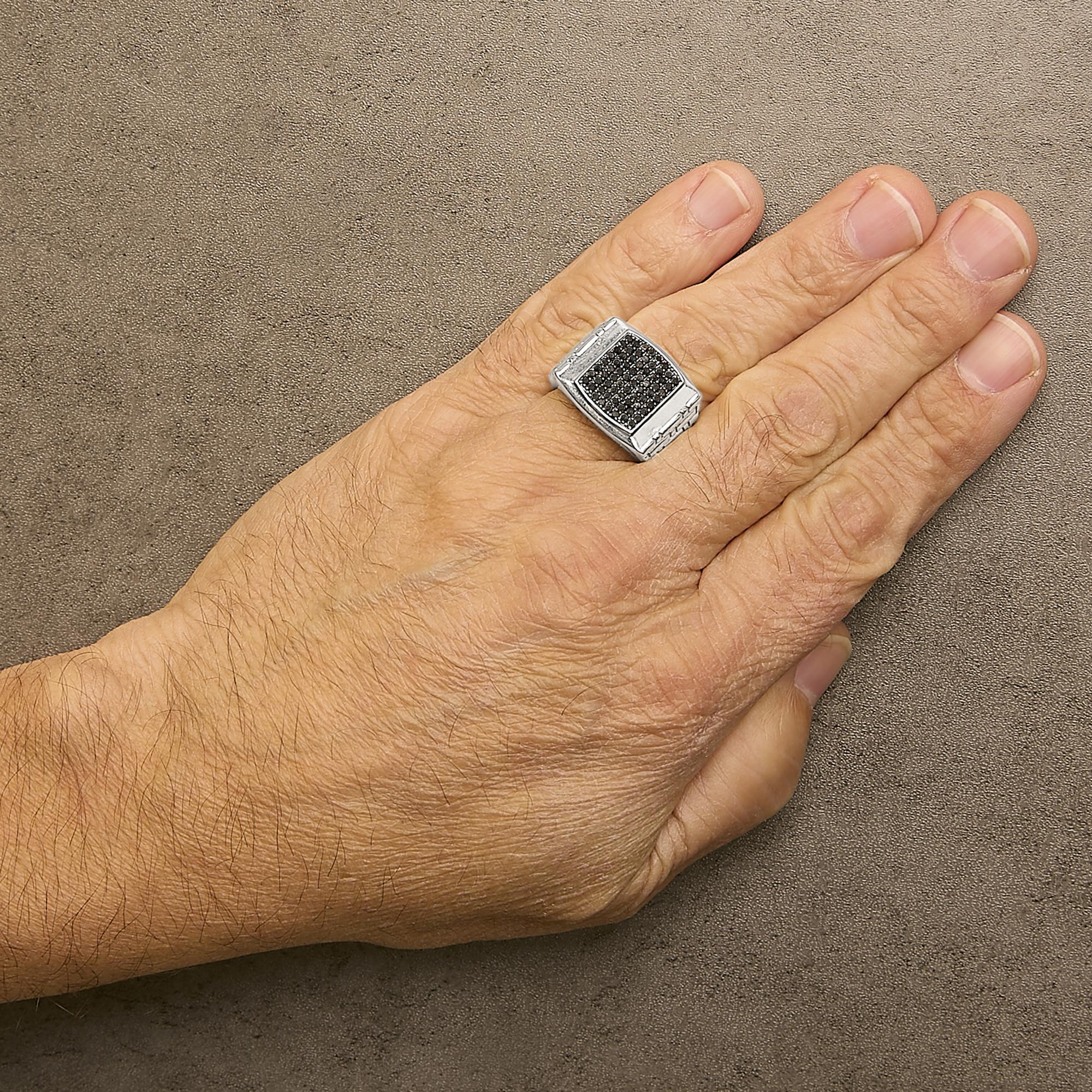 Anello da uomo con cluster di diamanti neri trattati in .925 Sterling Silver 1 1/4 Cttw In condizioni Nuovo in vendita a New York, NY