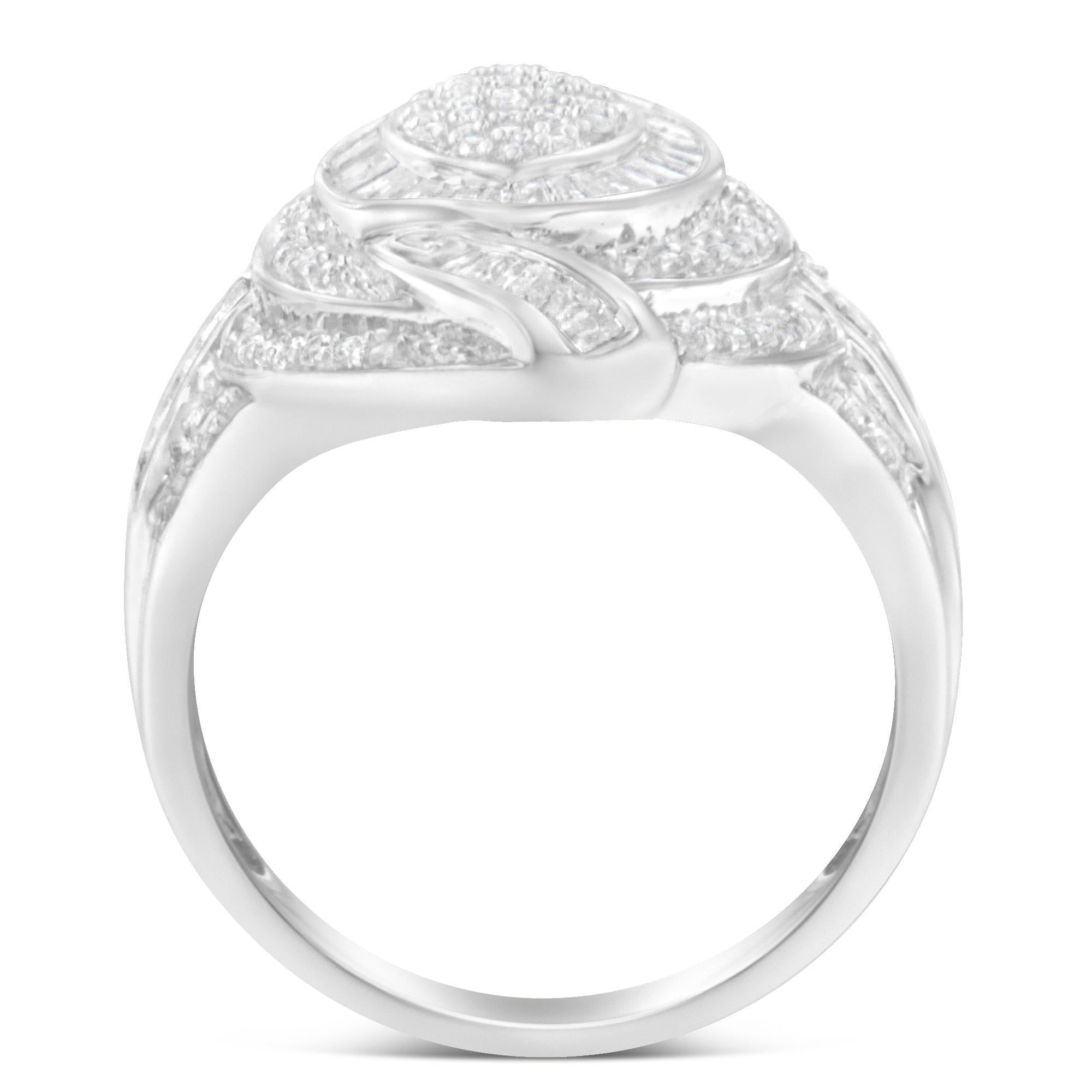 Elegante y atemporal, este precioso anillo de cóctel de diamantes y plata de ley al 92,5% presenta un peso total de diamantes de 1,14 ó 1,19 quilates, a elegir, con la friolera de 154 piedras individuales. El anillo de moda en forma de navette