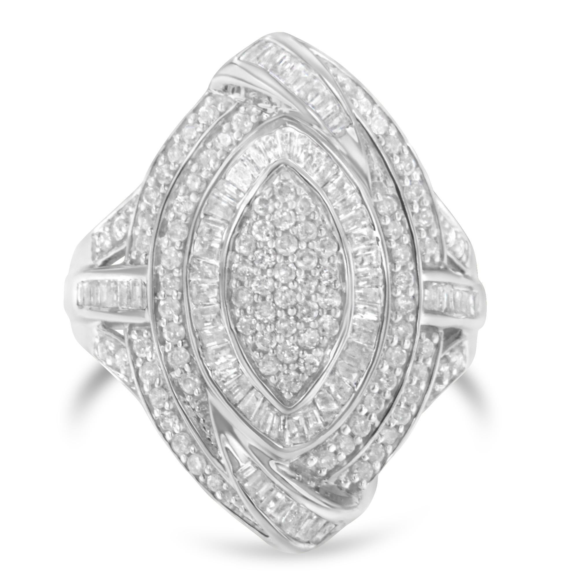 .925 Plata de Ley 1-1/8 Cttw Racimo de Diamantes Triple Halo Anillo de Cóctel Moderno en venta