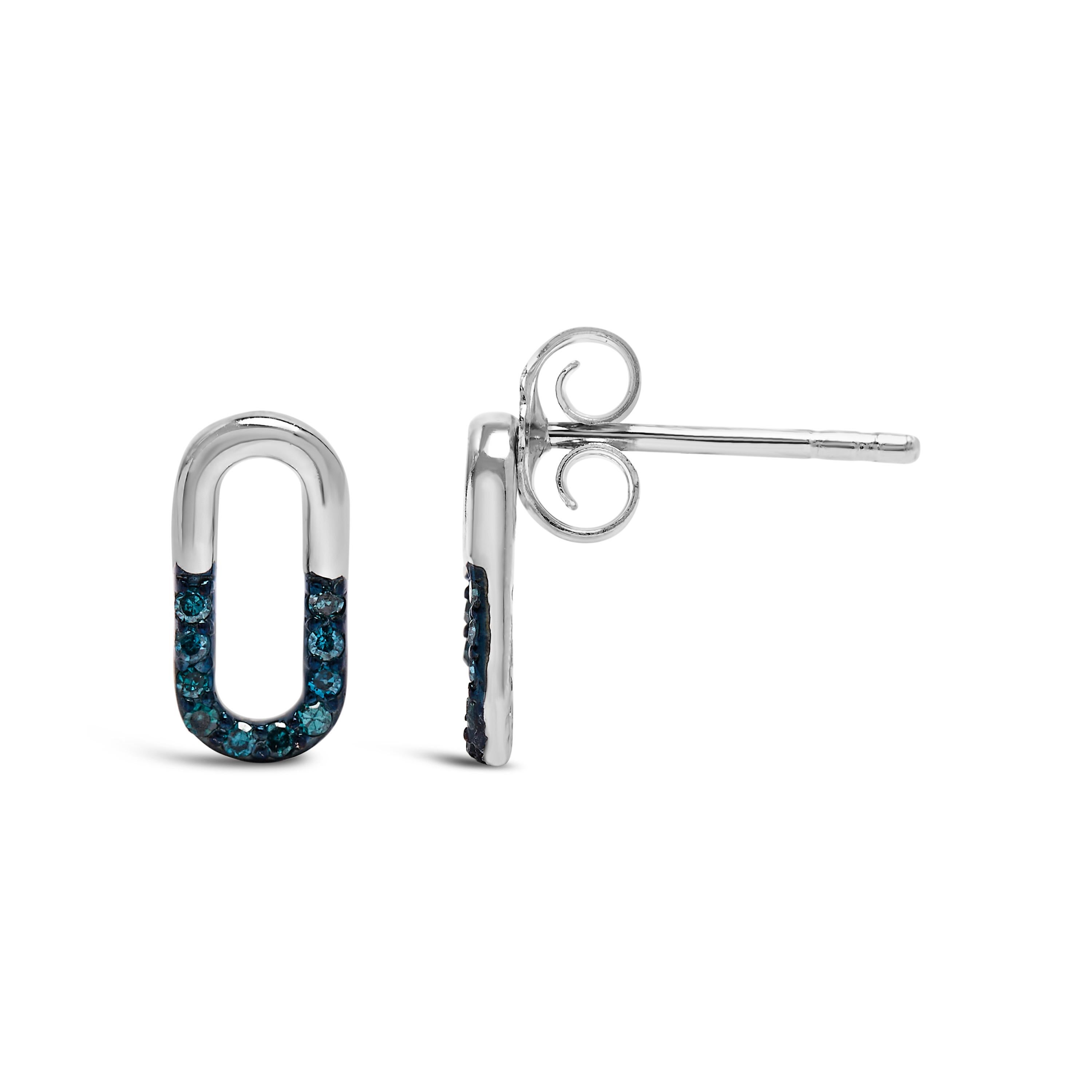 Moderno Orecchini a perno in argento 925 con 1/10 di diamante blu e diamante a graffetta in vendita