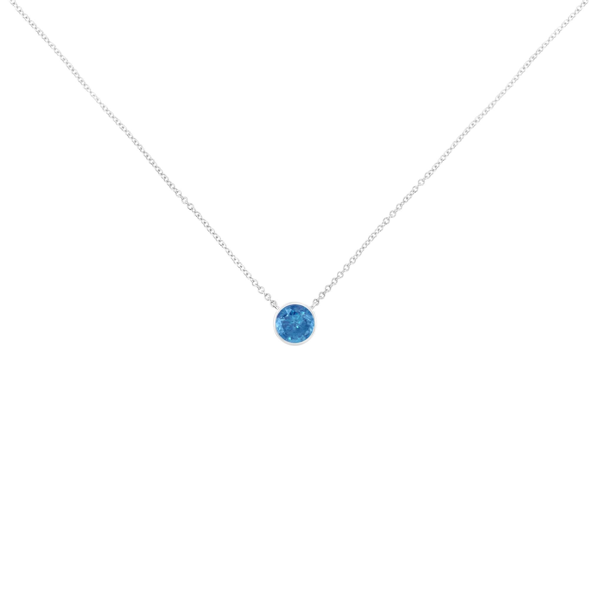 Certaines choses ne devraient pas être réinventées, c'est pourquoi nous avons créé le collier Solitaire Blue Diamond. C'est le moyen idéal de souligner chaque grande occasion, transition et réussite personnelle dans votre vie. Ce collier à diamant