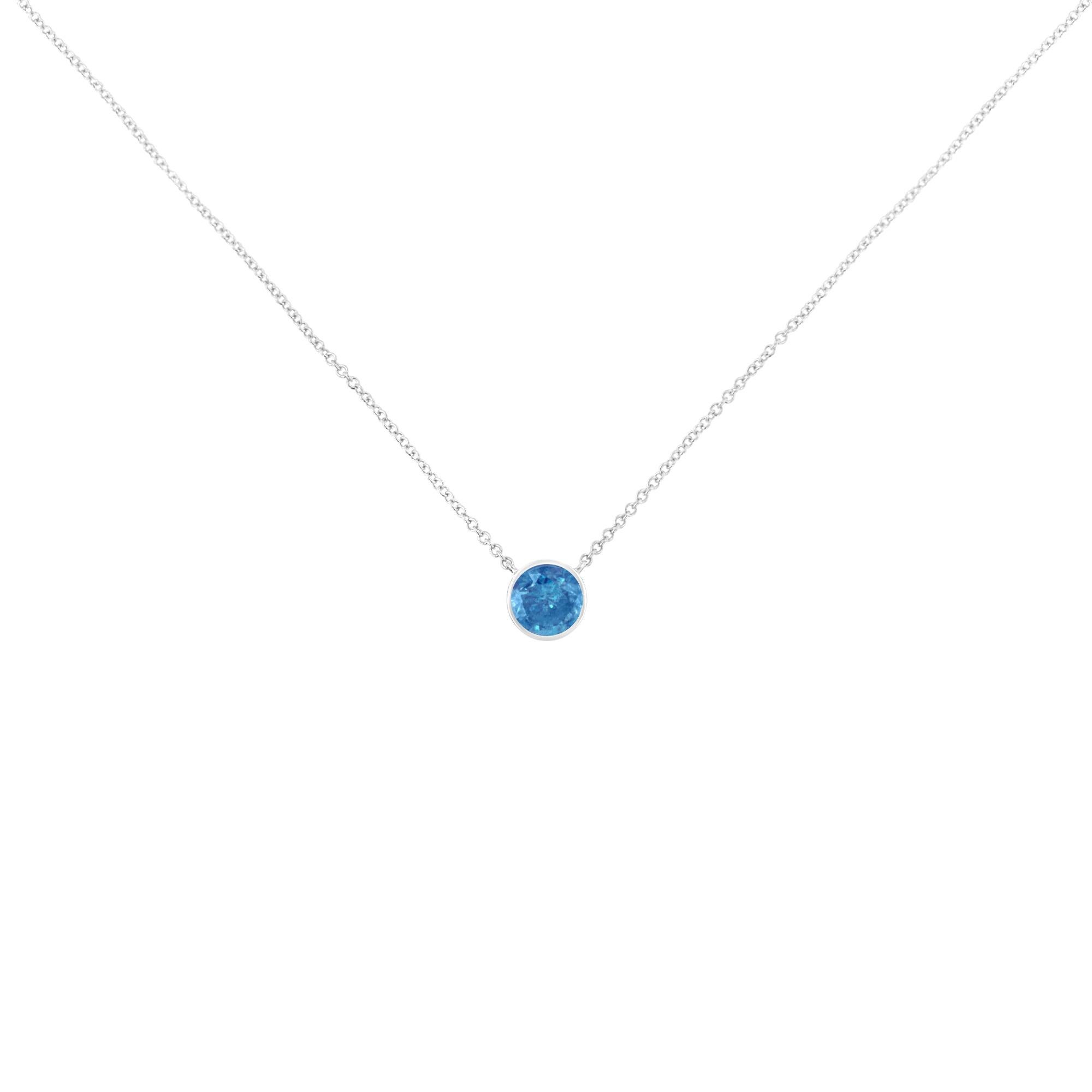 Certaines choses ne doivent pas être réinventées, c'est pourquoi nous avons créé le collier solitaire en diamant bleu. C'est le moyen idéal de souligner chaque grande occasion, chaque transition et chaque réussite personnelle dans votre vie. Ce