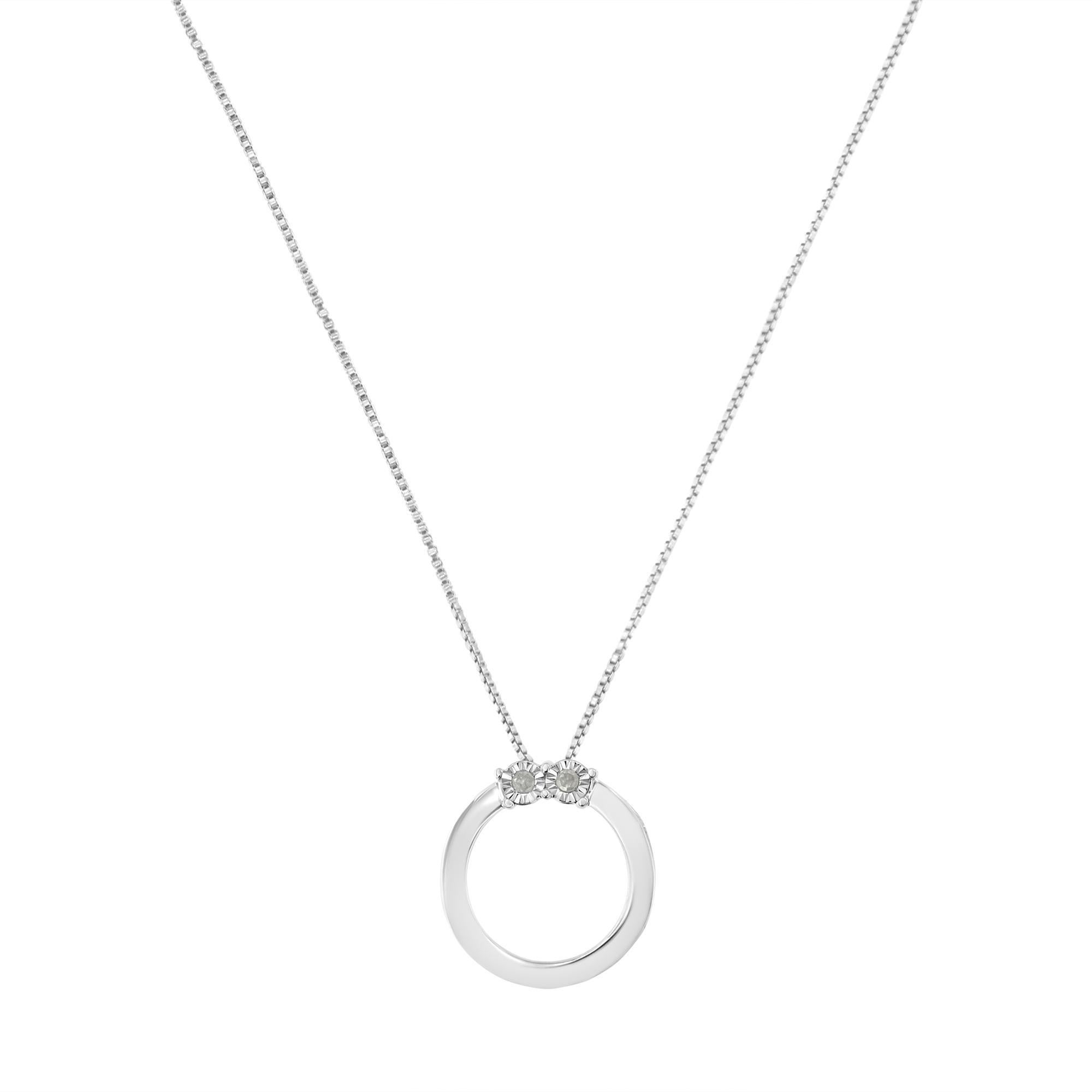 Festeggia la persona che ami con questa splendida collana con ciondolo di diamanti. La collana con ciondolo 