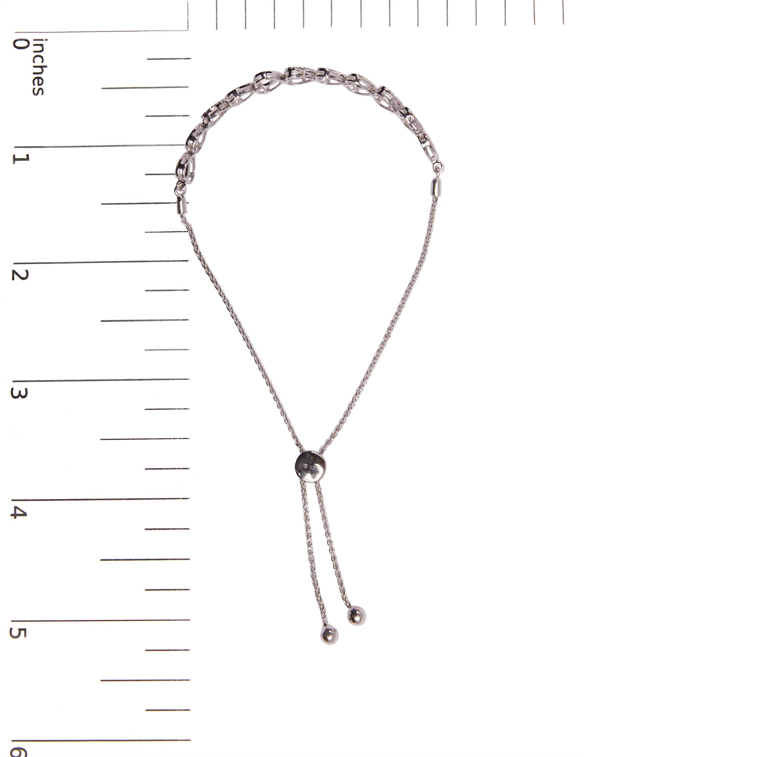 Immergiti nella tranquilla eleganza di questo squisito braccialetto, meticolosamente realizzato in argento sterling 925. Ogni delicato anello a cuore si intreccia, formando una sinfonia di raffinatezza e tenerezza intorno al tuo polso. I cuori